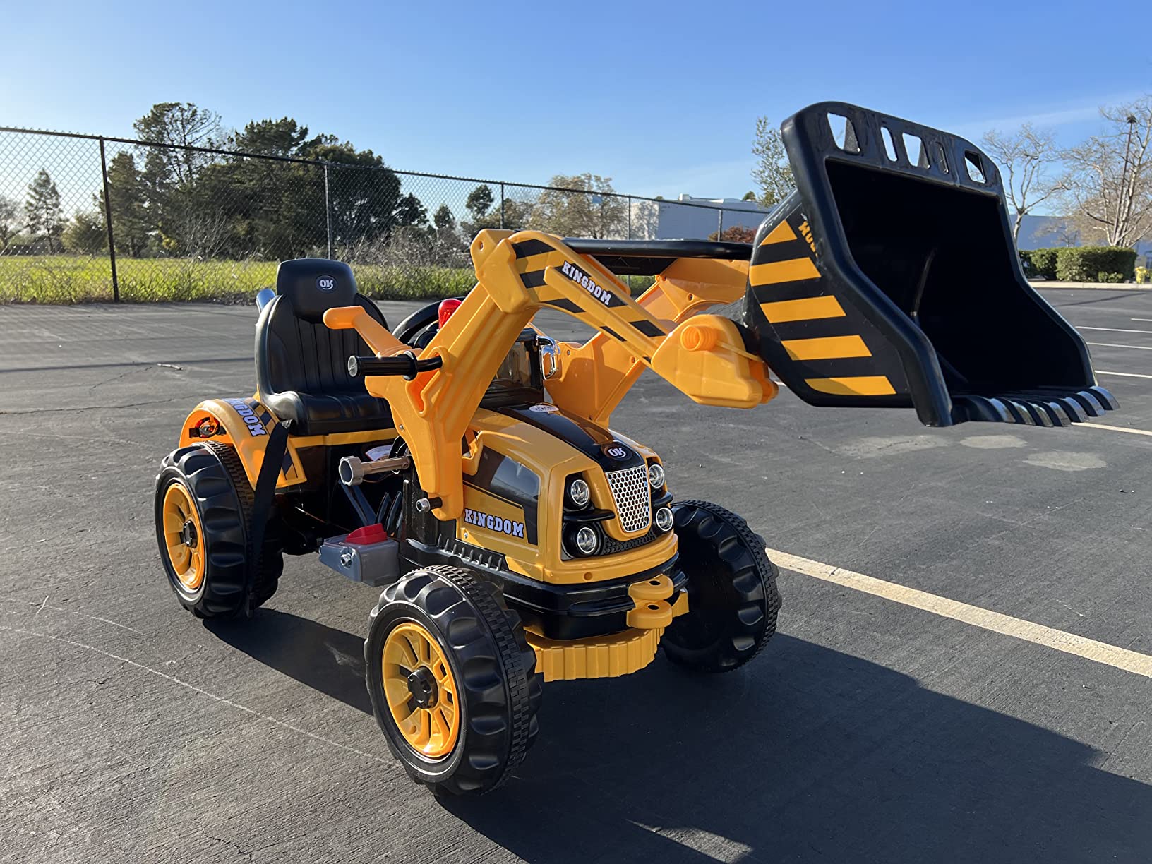 Costzon Ride on Excavator, 12V Battery Powered Construction Vehicles for Kids with Front Loader, Horn, Safety Belt, Treaded Wheels, Ride on Bulldozer Truck, Excavator Ride on Toy Gift for Boys Girls customer photo 1