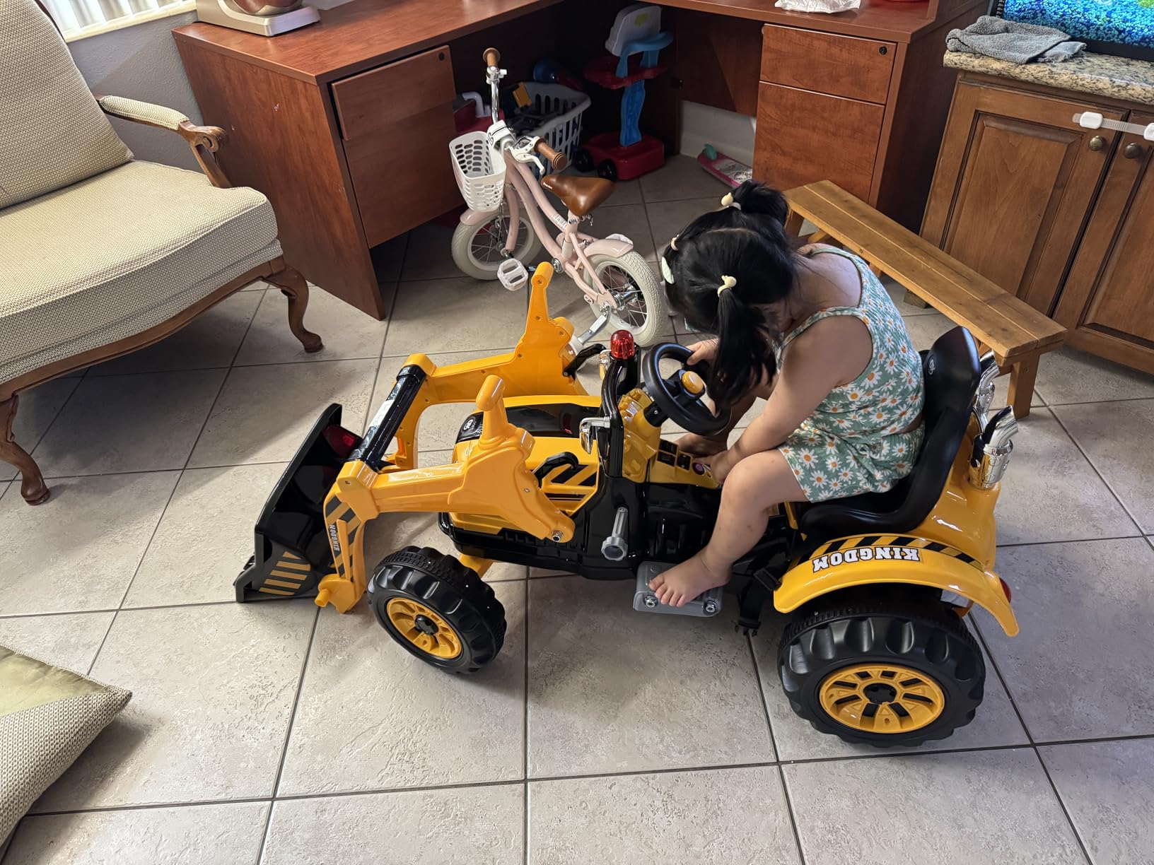 Costzon Ride on Excavator, 12V Battery Powered Construction Vehicles for Kids with Front Loader, Horn, Safety Belt, Treaded Wheels, Ride on Bulldozer Truck, Excavator Ride on Toy Gift for Boys Girls customer photo 2
