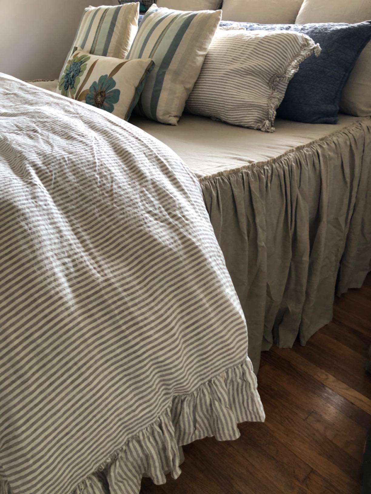 C&W Goose Down Comforter Twin Size, Fluffy Soft Noiseless Duvet Insert, 100% Cotton Shell, 750+ Fill Power, 45oz Fill Weight, Winter Warm, Machine Washable, 3D Baffle Box, Breathable (68
