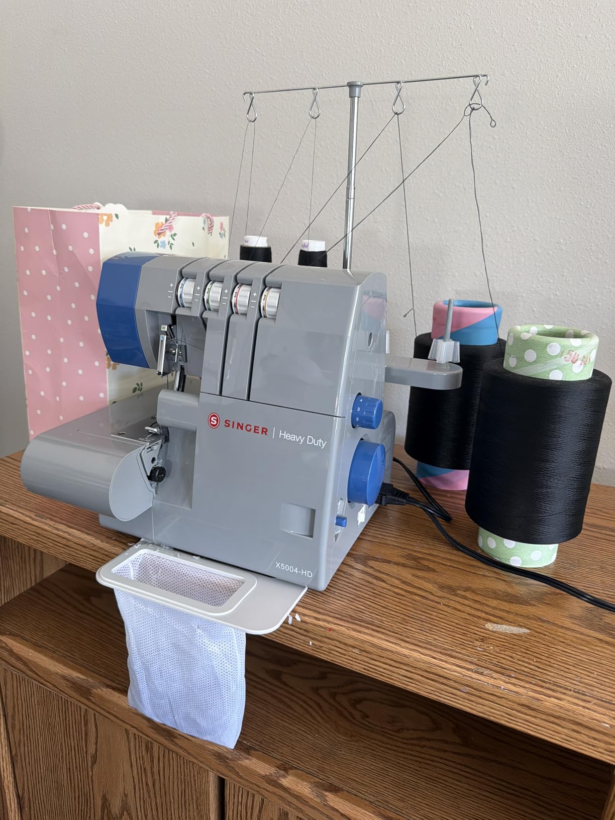 SINGER X5004-HD Metal Frame Serger & Overlock Machine | 2-3-4 Stitch Capability, 8 Built-In Stitches, 1300 Stitches per Minute, Adjustable Differential Feed customer photo 1