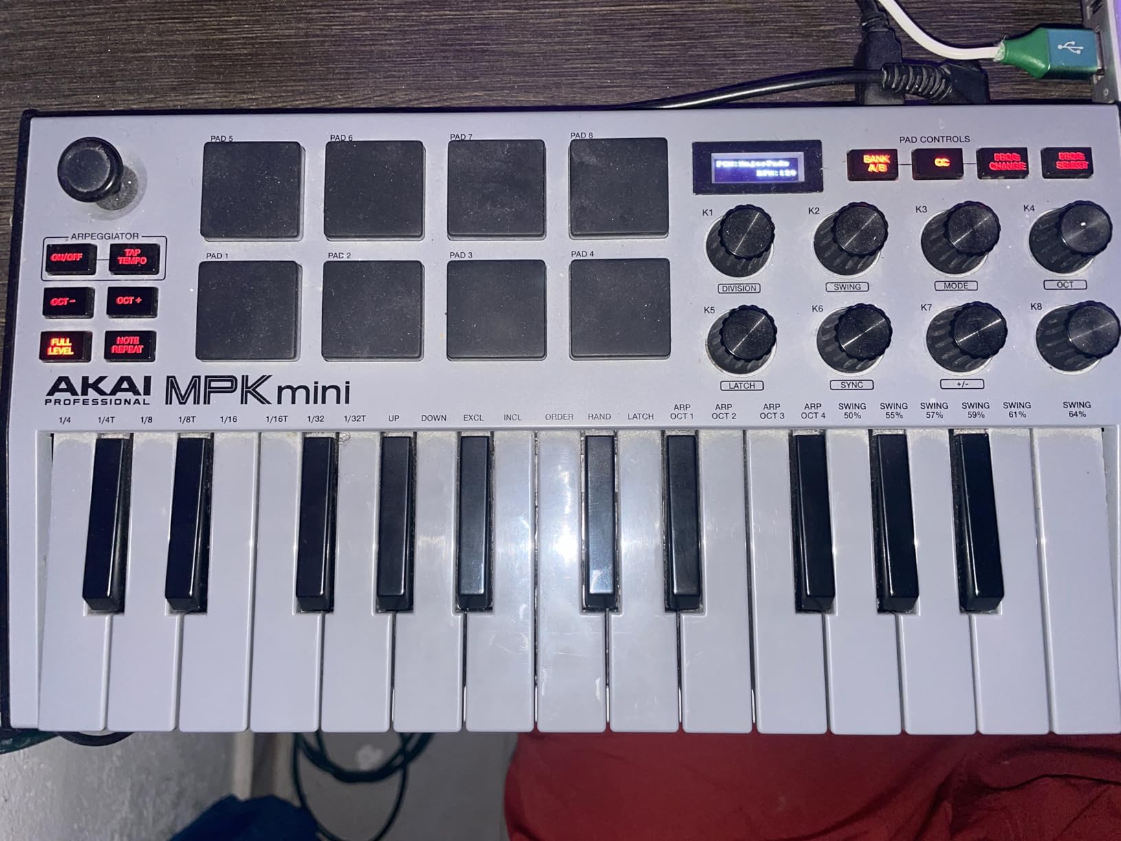 Akai Professional MPK Mini MK3 25 Key USB MIDI Keyboard Controller With 8 Backlit Drum Pads, 8 Knobs, Music Production Software and Native Instruments Sound Package (NKS Integration), White customer photo 1