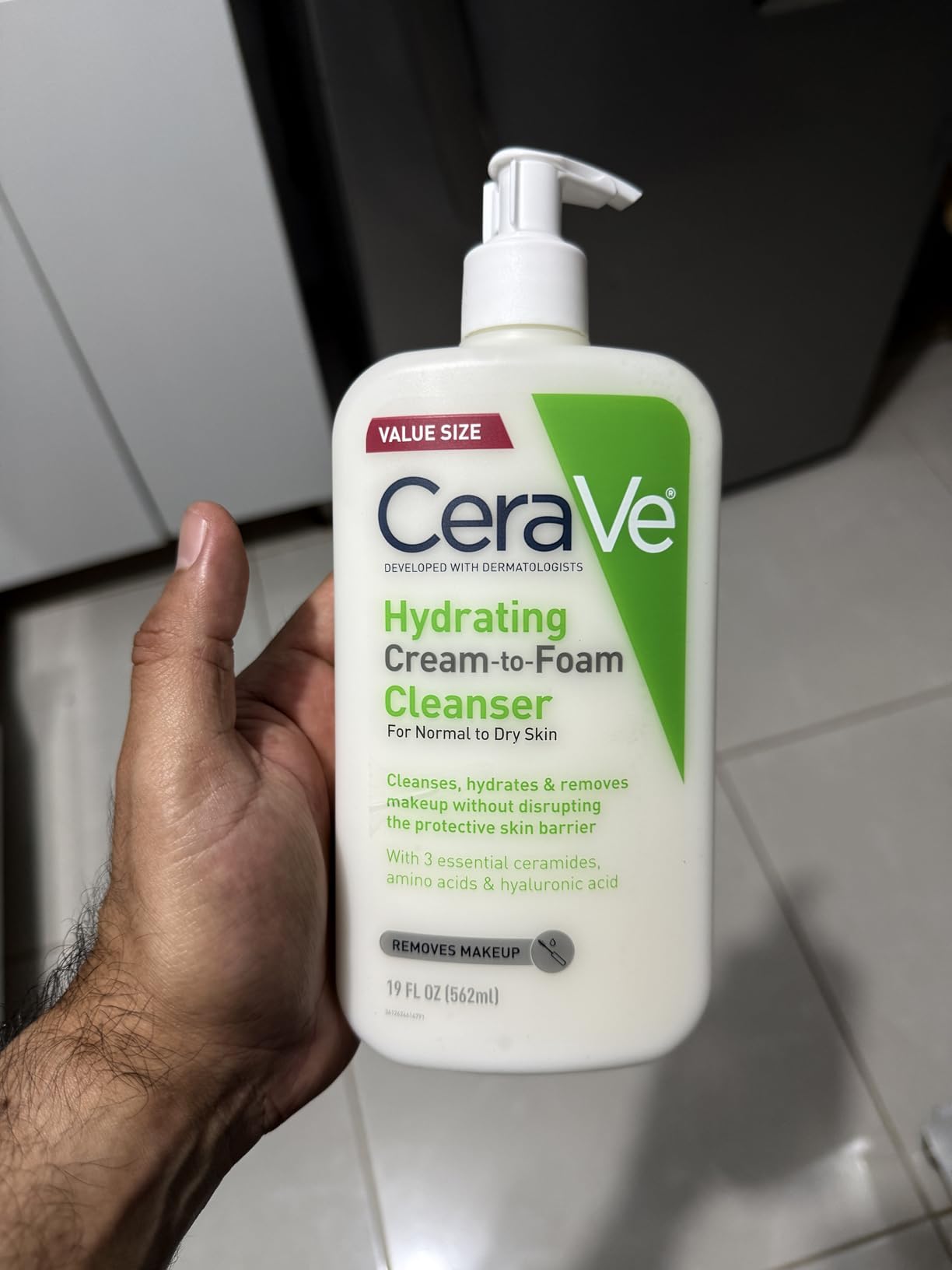 CeraVe Hydrating Cream To Foam Cleanser, Makeup Remover Face Wash For Dry Skin, Foaming Facial Cleanser With Hyaluronic Acid, Normal To Dry Skin, Fragrance Free & Non Comedogenic, 19 Fluid Ounce customer photo 2