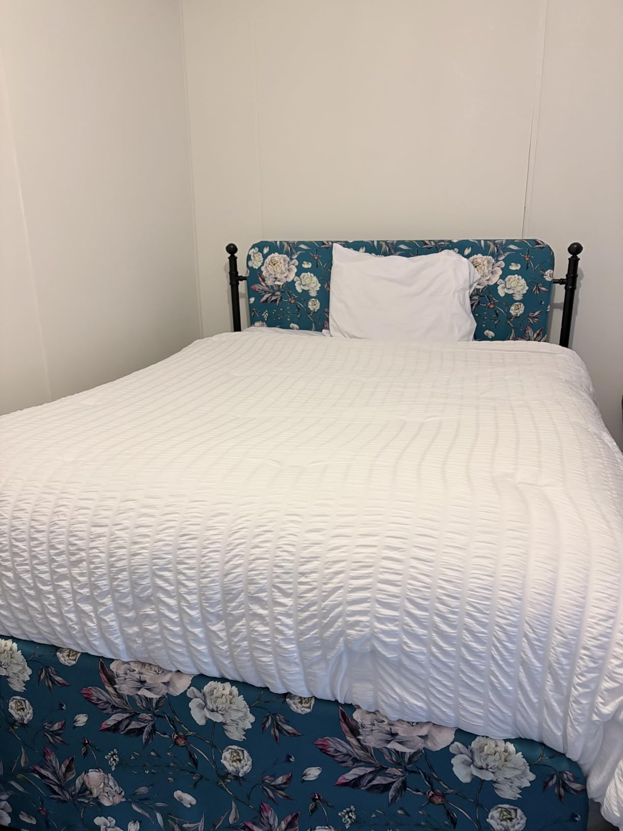 CozyLux Queen Comforter Set White, 7 Pieces Seersucker Textured Luxury Bed in a Bag Queen, All Seasons Soft Bedding Sets with Down Alternative Comforter, Sheets, Pillowcases & Shams, Home Gift customer photo 1
