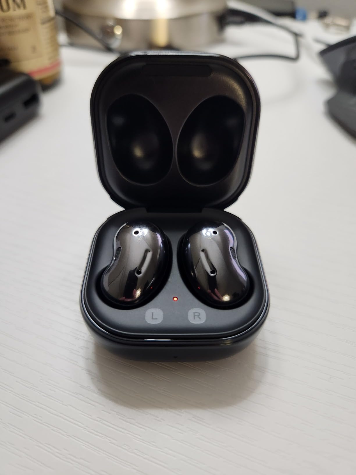 Samsung Galaxy Buds Live, Wireless Earbuds w/Active Noise Cancelling, Mystic Black, International Version customer photo 1
