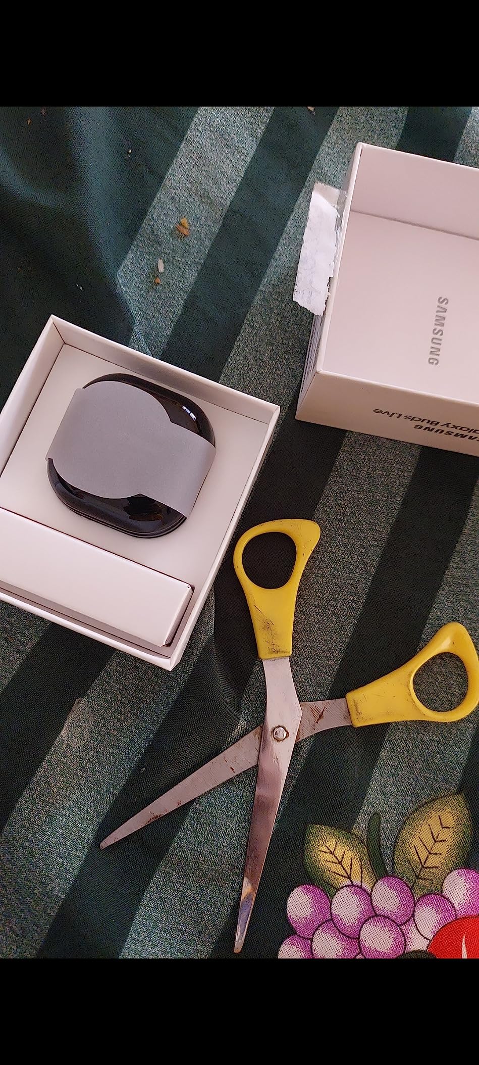 Samsung Galaxy Buds Live, Wireless Earbuds w/Active Noise Cancelling, Mystic Black, International Version customer photo 2