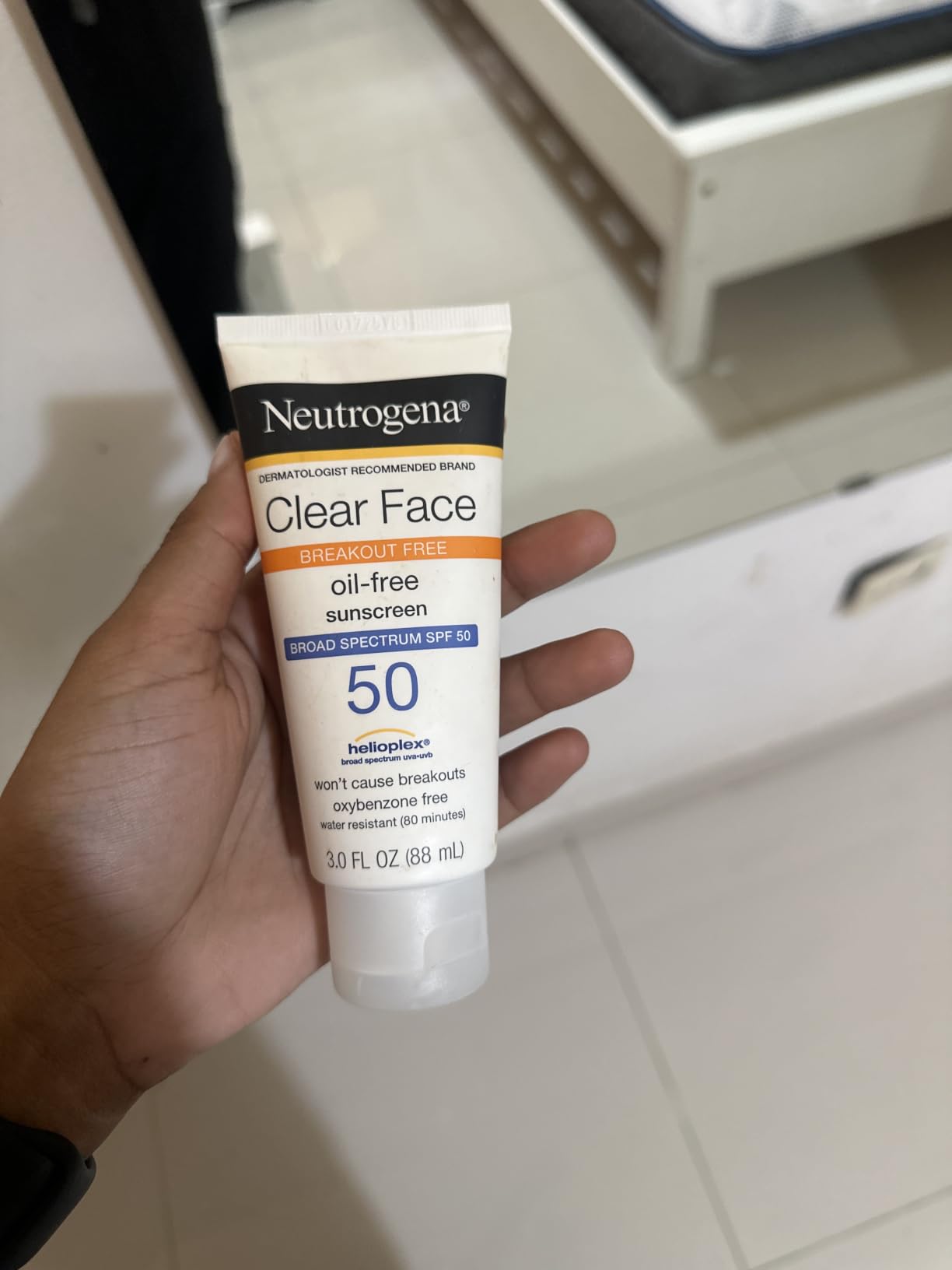 Neutrogena Clear Face Sunscreen Lotion SPF 50 for Acne-Prone Skin Broad Spectrum UVA UVB Protection Oil-Free No-Fragrance No-Oxybenzone Water-Resistant Daily Face Moisturizer, 3 fl oz customer photo 1