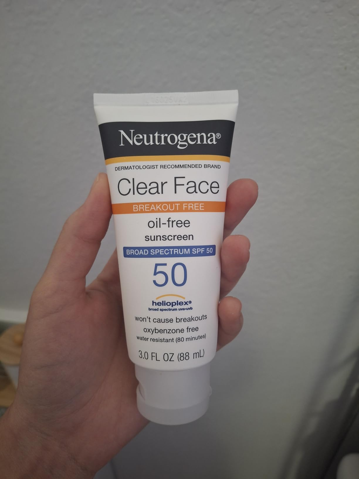 Neutrogena Clear Face Sunscreen Lotion SPF 50 for Acne-Prone Skin Broad Spectrum UVA UVB Protection Oil-Free No-Fragrance No-Oxybenzone Water-Resistant Daily Face Moisturizer, 3 fl oz customer photo 2