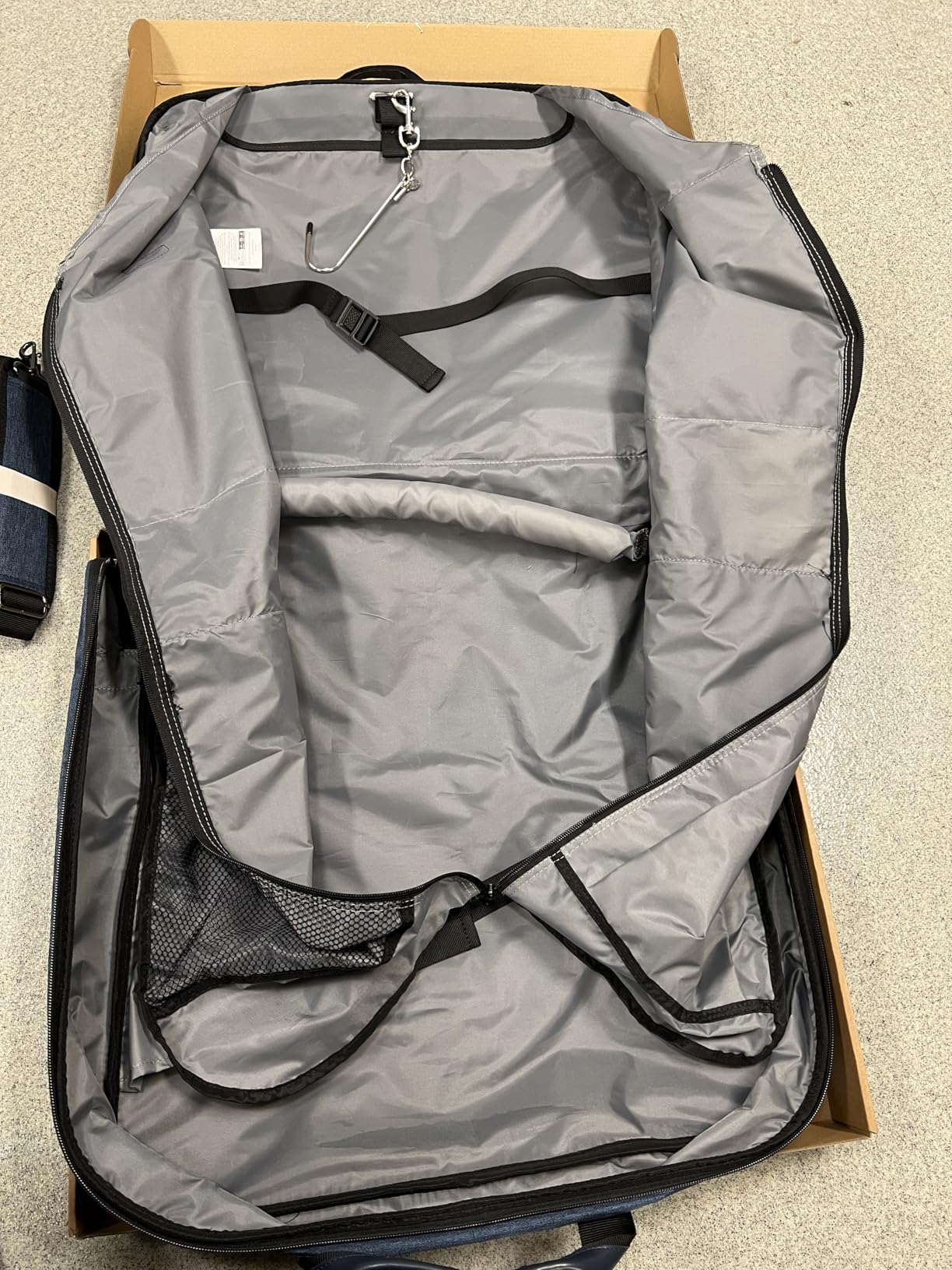 Amazon Basics Carry-On Garment Bag for Travel and Business Trips with Detachable Shoulder Strap, Hanging Suit Luggage, Wrinkle Free Cover for Suits Dresses Coats, Foldable with Shoe Compartment, Navy customer photo 1