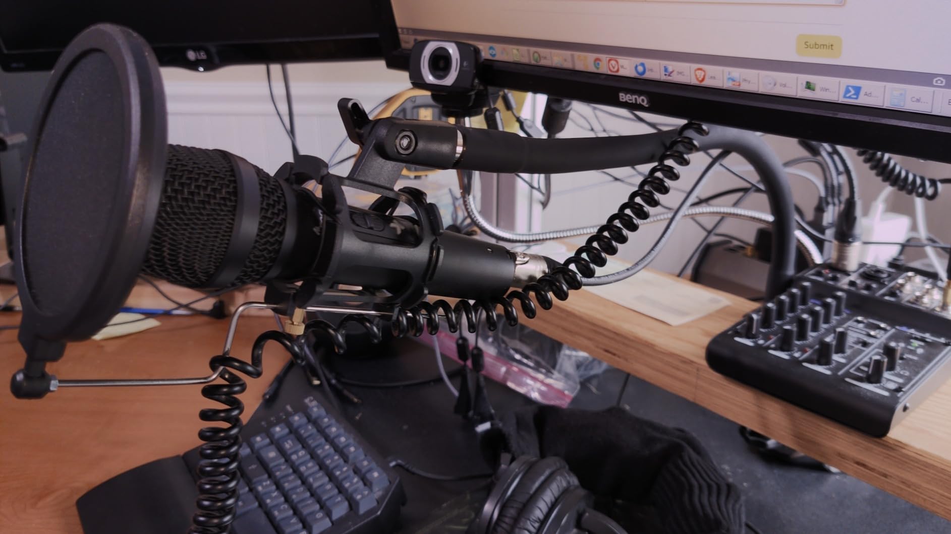 MAONO USB/XLR Podcast Dynamic Microphone, Studio Mic Kit with Volume Control, Shock Mount, Pop Filter, Ideal for Vocal, Instruments Recording, Voice Over, Live Streaming (HD300T) customer photo 1