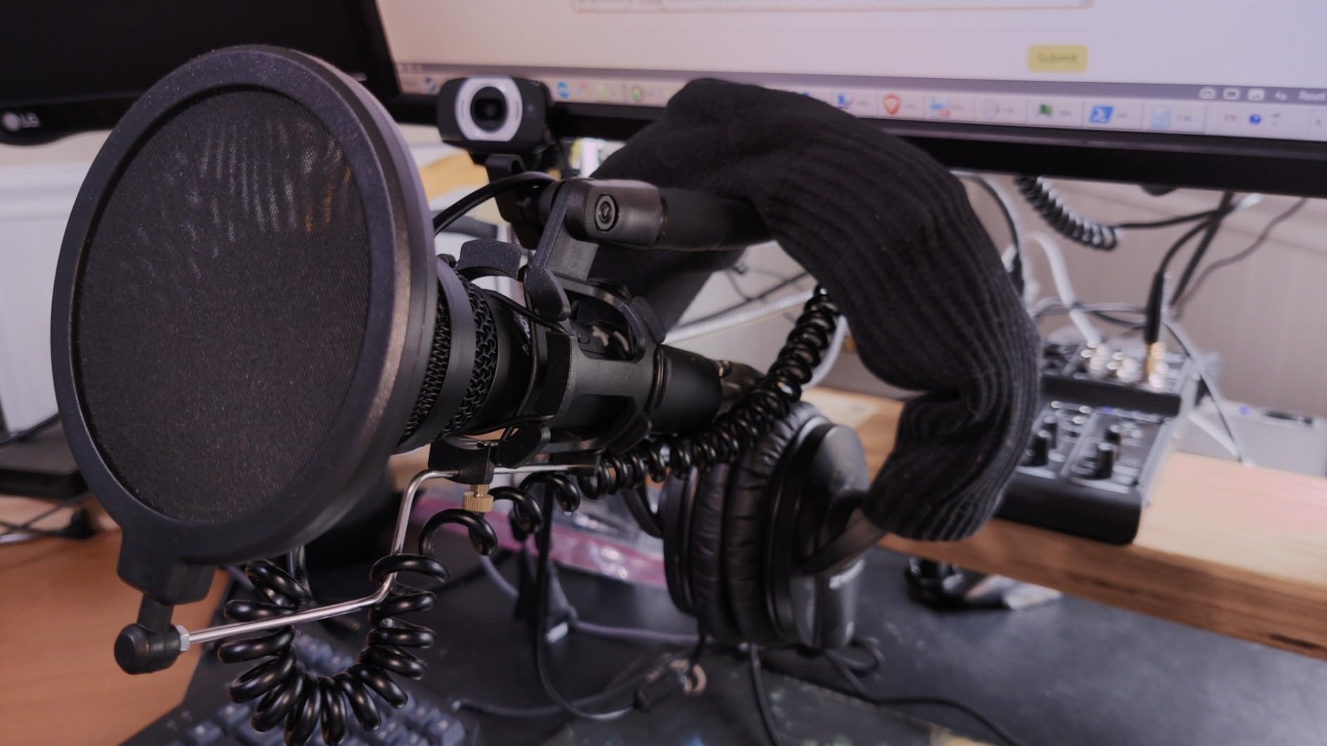 MAONO USB/XLR Podcast Dynamic Microphone, Studio Mic Kit with Volume Control, Shock Mount, Pop Filter, Ideal for Vocal, Instruments Recording, Voice Over, Live Streaming (HD300T) customer photo 2