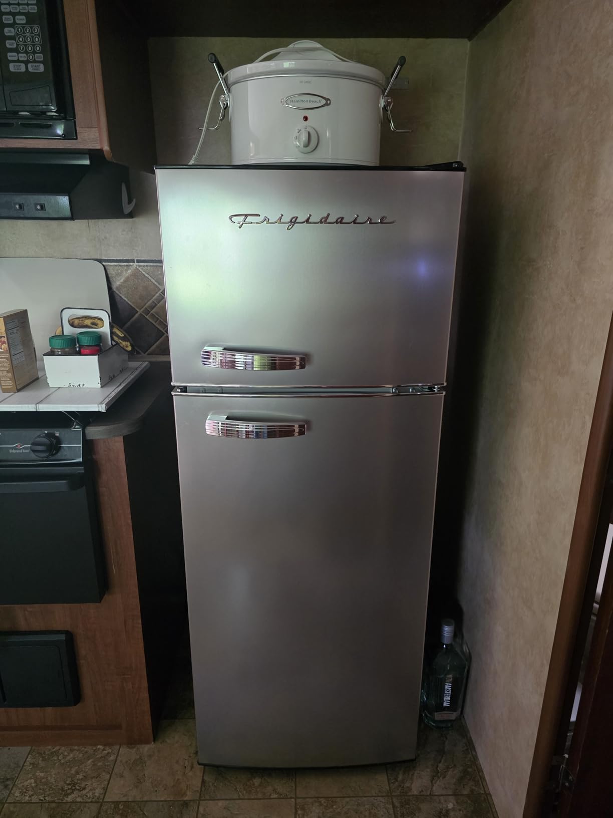 Frigidaire EFR753 Retro Apartment Size Refrigerator with Top Freezer - 2 Door Fridge with 7.5 Cu Ft of Storage Capacity, Adjustable Spill-Proof Shelves, Door & Crisper Bins, Mint customer photo 1