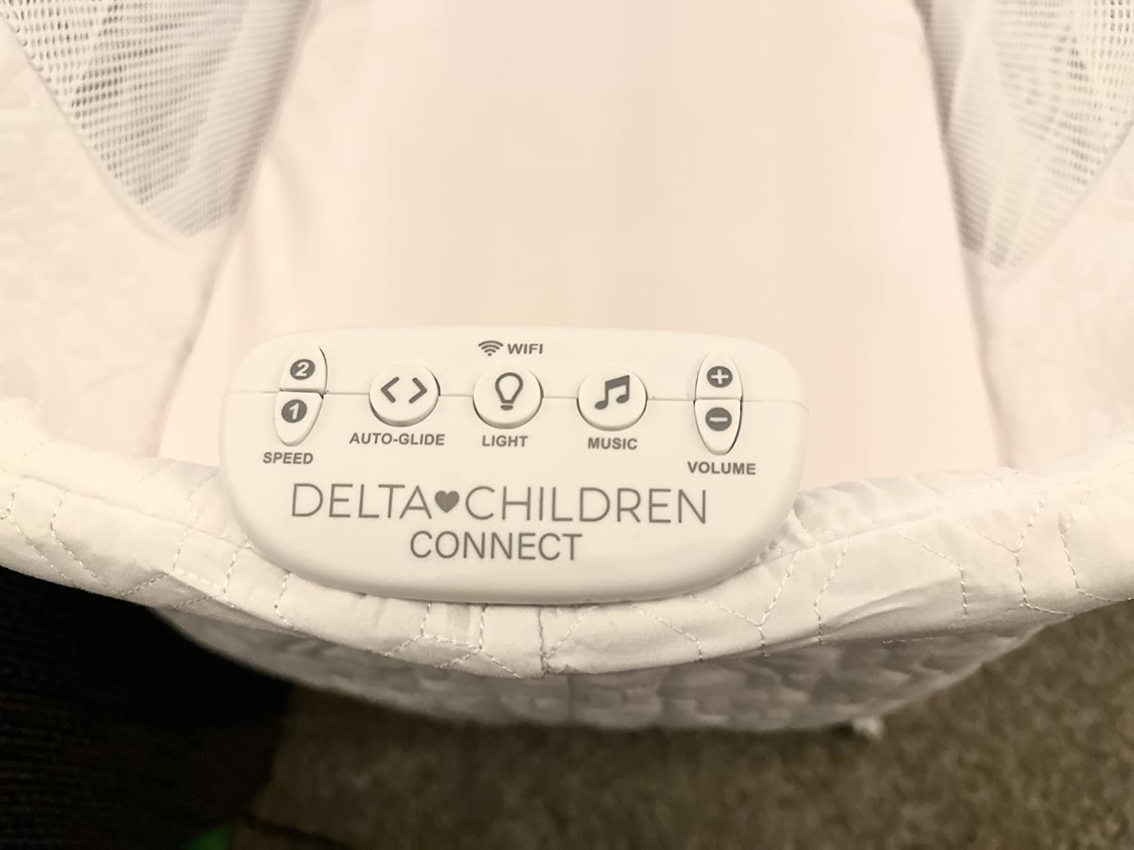 Delta Children SmartSleep Auto Glide Bassinet with Bluetooth, Alloy customer photo 2