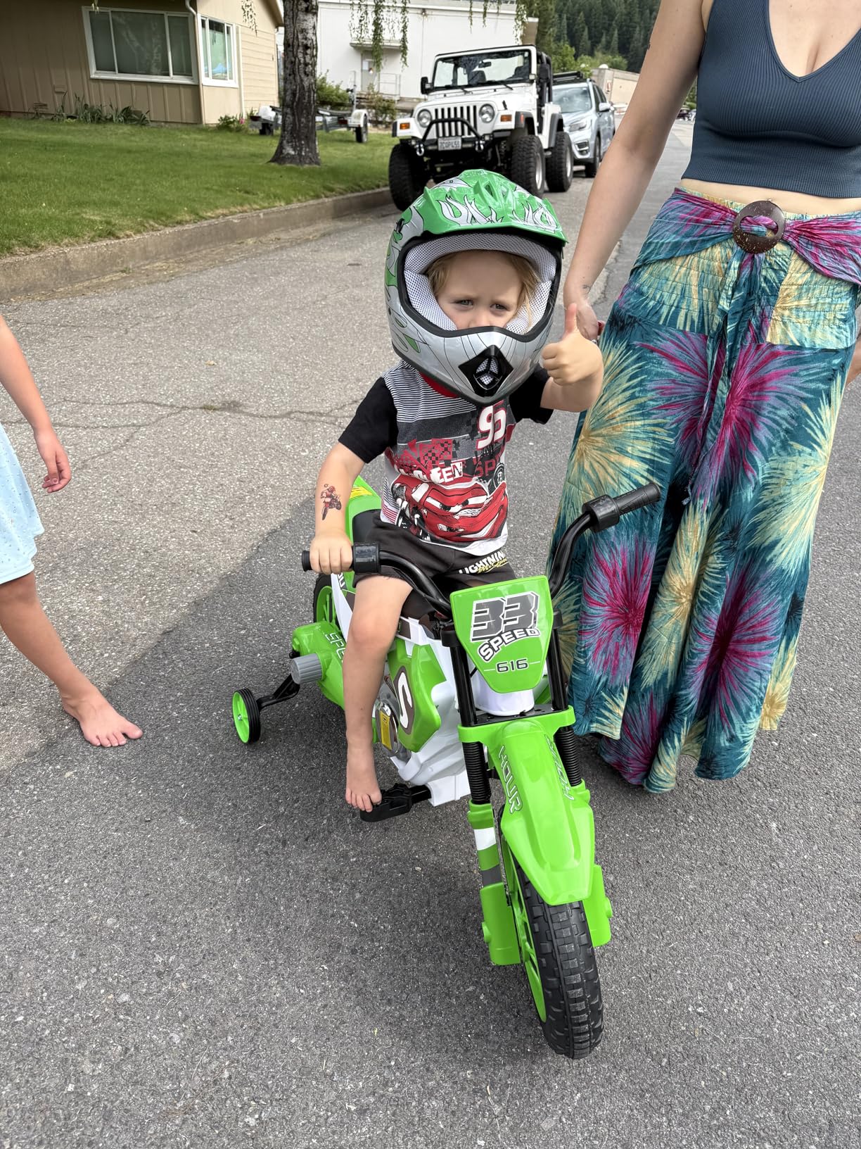 Aosom 12V Kids Motorcycle w/Treaded Tires, 5mph Top Speed, Spring Suspension, Training Wheels, Green customer photo 1