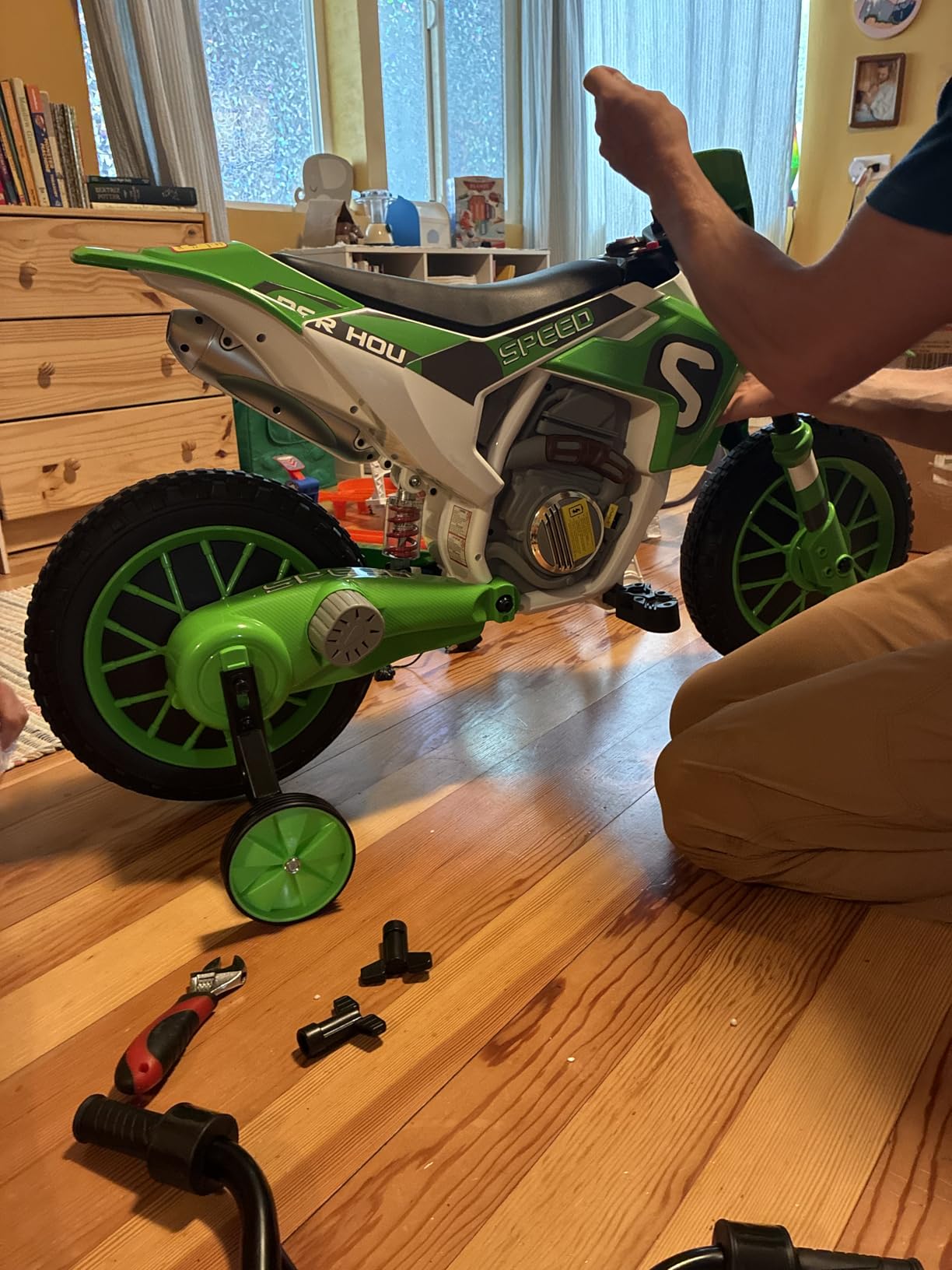 Aosom 12V Kids Motorcycle w/Treaded Tires, 5mph Top Speed, Spring Suspension, Training Wheels, Green customer photo 2