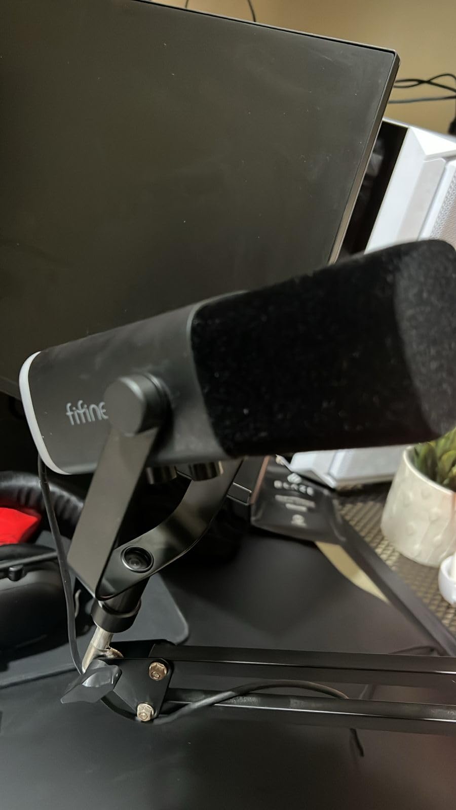 FIFINE Gaming PC USB Microphone, Podcast Condenser Mic with Boom Arm, Pop Filter, Mute Button for Streaming, Twitch, Online Chat, RGB Computer Mic for PS4/5 PC Gamer Youtuber-AmpliGame A6T customer photo 2