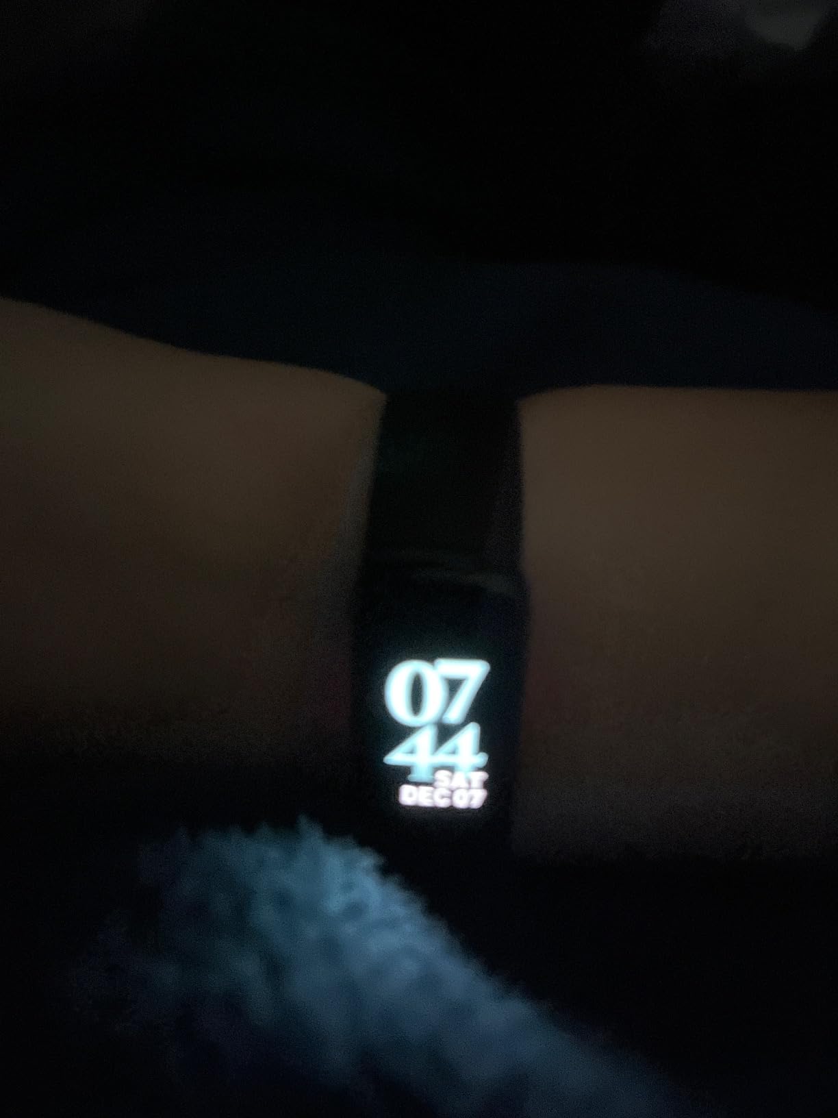Fitbit Luxe Fitness and Wellness Tracker with Stress Management, Sleep Tracking and 24/7 Heart Rate, Black/Graphite (Renewed) customer photo 2