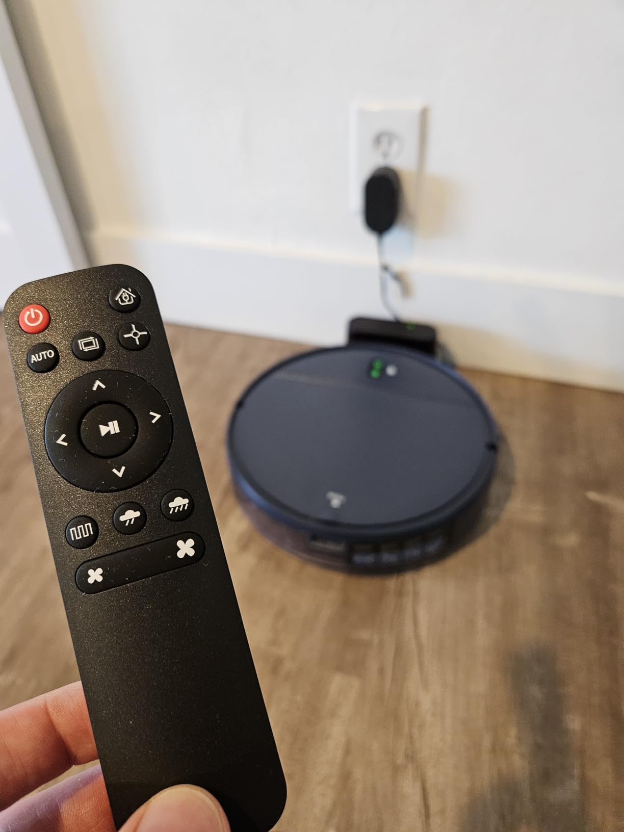 Robot Vacuum and Mop Combo, 2 in 1 Robot Mop and Vacuum, Robotic Vacuum Cleaner with WiFi/App, 2000Pa Suction, 230ML Water Tank, Self-Charging, Slim, Ideal for Hard Floor, Low Pile Carpet, Pet Hair customer photo 2
