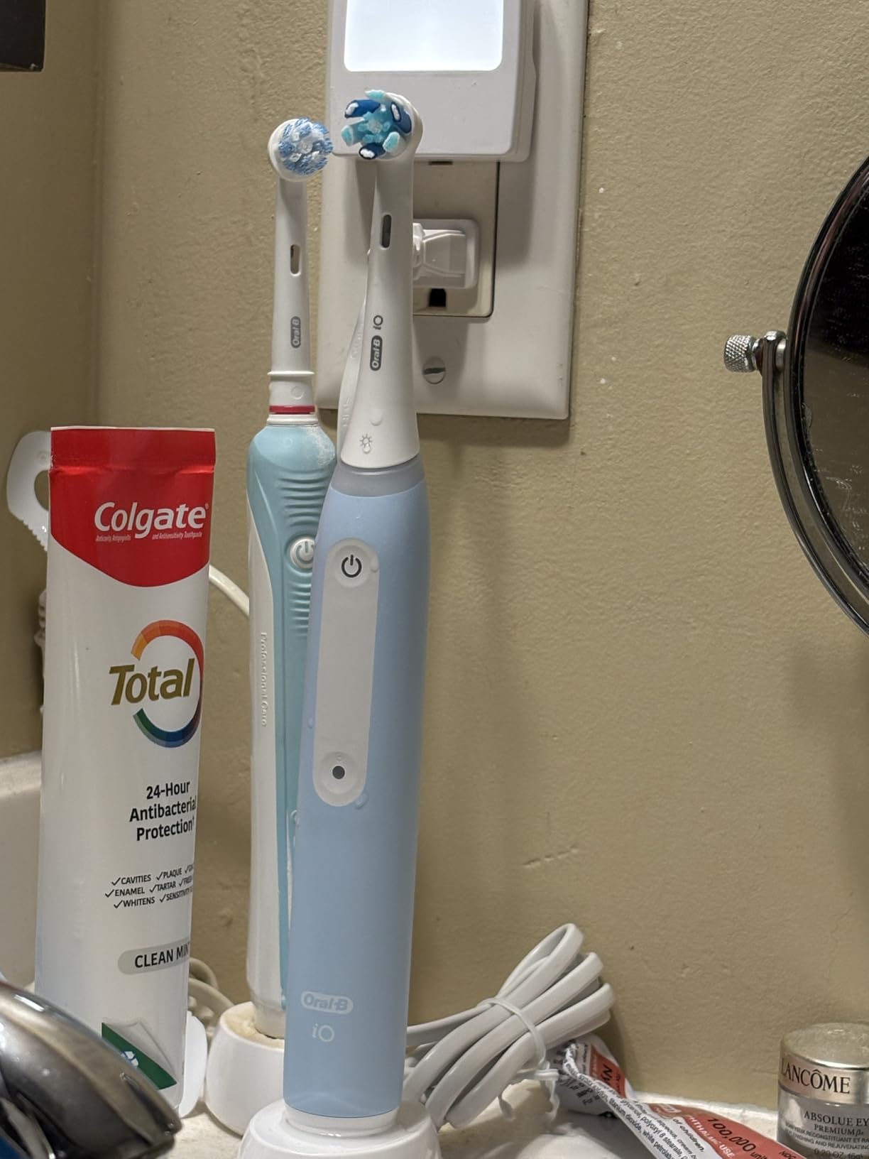 Oral-B Rechargeable Electric Toothbrush, iO3 Limited Deep Clean, 3 Cleaning Modes, Visual Pressure Sensor, White customer photo 2