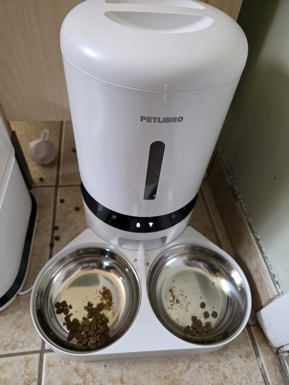 PETLIBRO Automatic Cat Feeder with Camera for Two Cats, 1080P HD Video with Night Vision, 5G WiFi Pet Feeder with 2-Way Audio for Cat & Dog, Low Food & Motion & Sound Alerts, Dual Tray, Black 5L customer photo 2