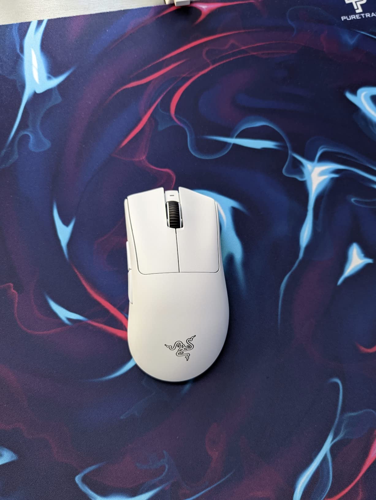 DeathAdder V3 Pro Wireless Gaming Mouse: 64g Lightweight Ergonomic - 30K DPI Optical Sensor - Gen-3 Optical Switches - 8 Programmable Controls - Up to 90 Hr Battery - White customer photo 2