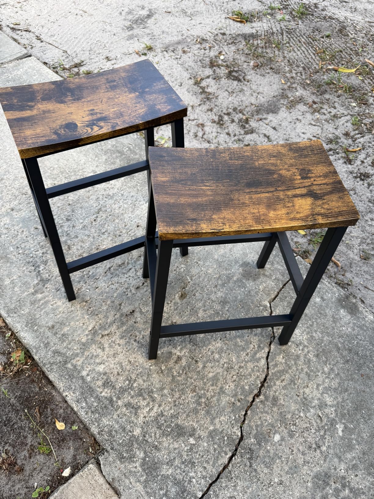 HOOBRO Bar Stools, Set of 2 Bar Chairs, 23.6 Inch Saddle Stools, Kitchen Counter Seat with Footrests, Industrial Barstools for Dining Room, Kitchen, Counter, Rustic Brown and Black customer photo 2