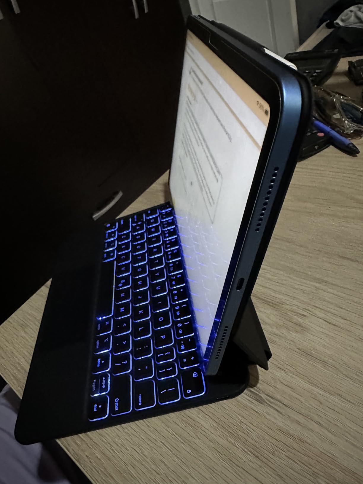 ESR iPad 11th(A16, 2025)/10th Gen Case with Keyboard, Magic Keyboard Case with Backlit Keys, Easy-Set Floating Cantilever Stand, Precision Multi-Touch Trackpad, Black customer photo 1
