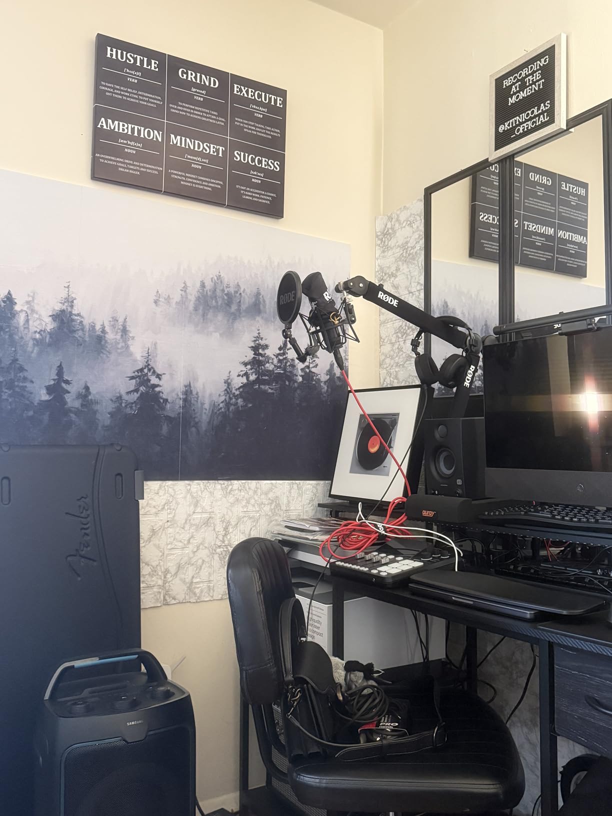 Rode NT1 5th Generation Condenser Microphone with SM6 Shockmount and Pop Filter, Silver customer photo 2