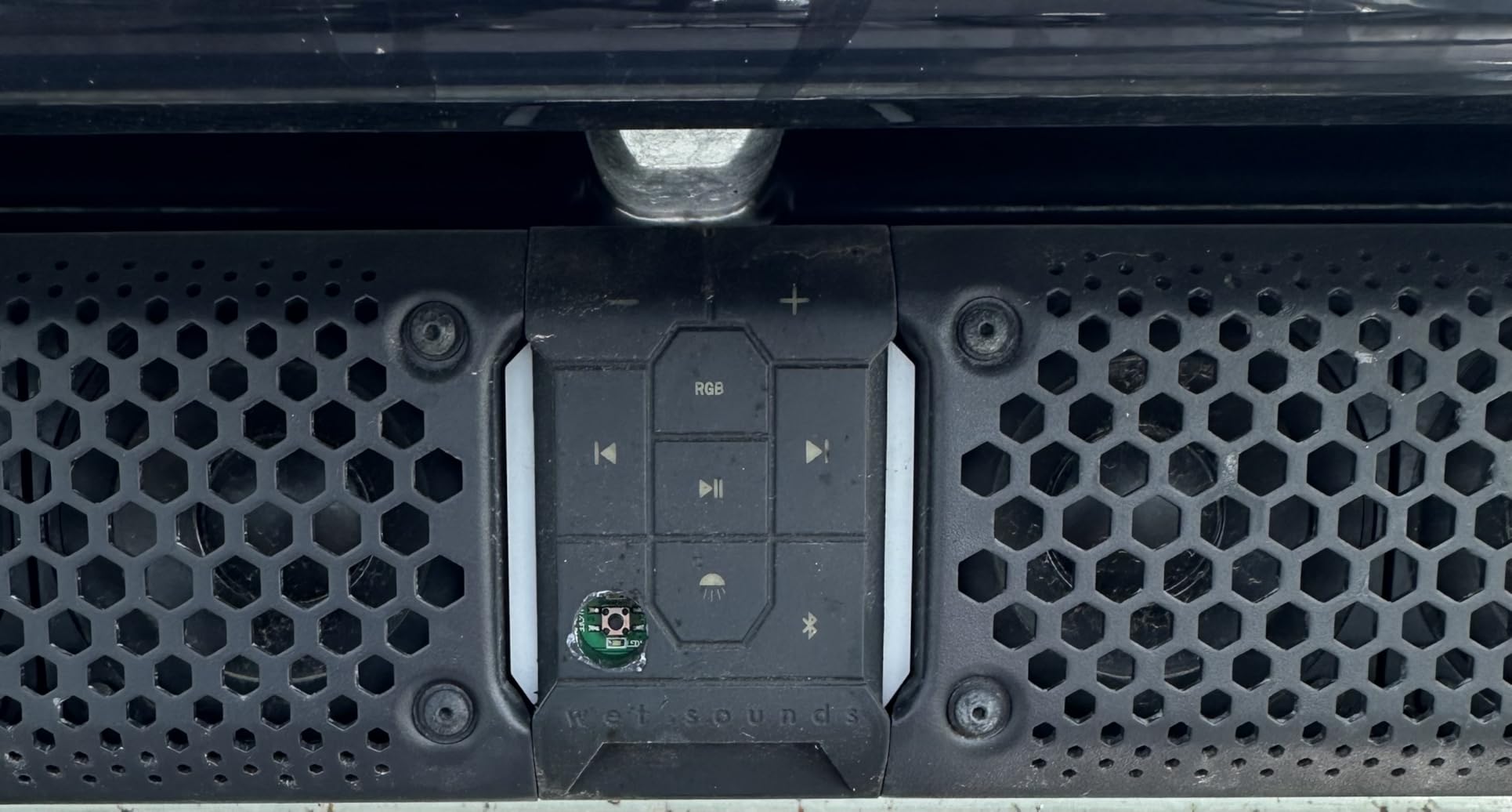Wet Sounds Stealth XT 6-B - All-in-One IP67 Weatherproof 300-Watt Amplified Bluetooth 6-Speaker Soundbar with Remote - Black customer photo 1