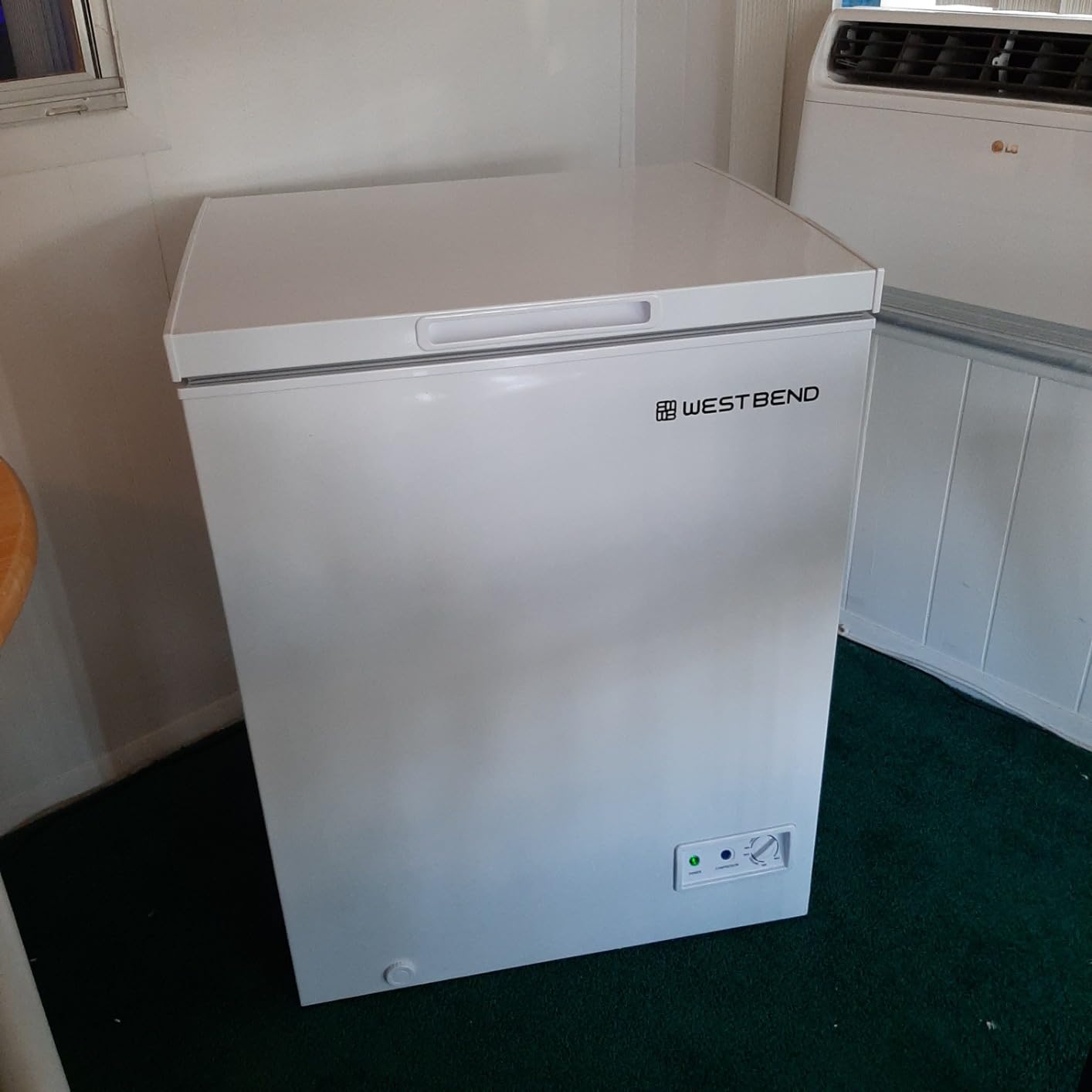 West Bend Chest Freezer with Adjustable Temperature Control, Free-Standing with Single Flip-Up Lid, Manual Defrost with Drain Perfect for Homes, Garages, Basements, 5-Cu.Ft, White customer photo 2