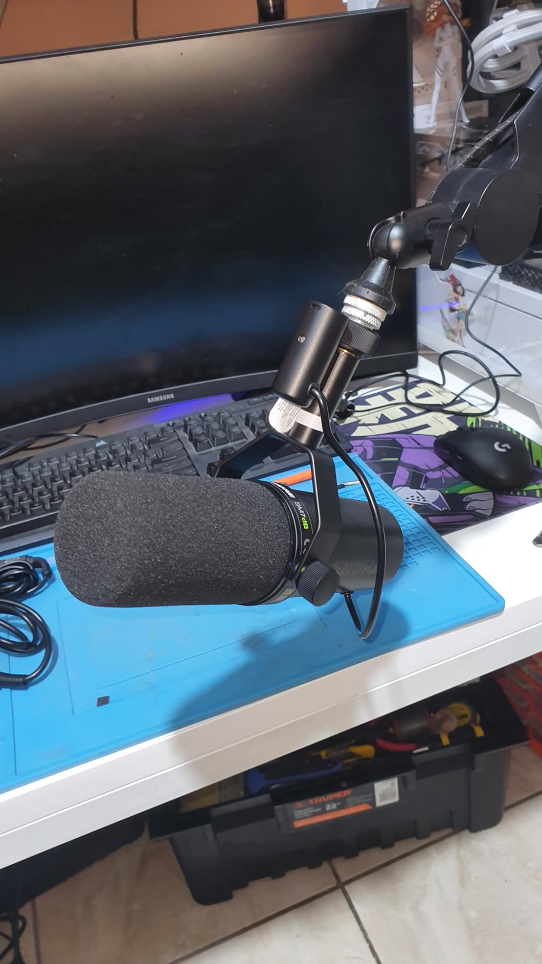 Shure SM7dB Dynamic Studio Microphone with Built-in Preamp - XLR Mic for Podcasting, Streaming & Vocal Recording, Wide Frequency Range, Smooth Warm Audio, Detachable Windscreen, Black customer photo 1