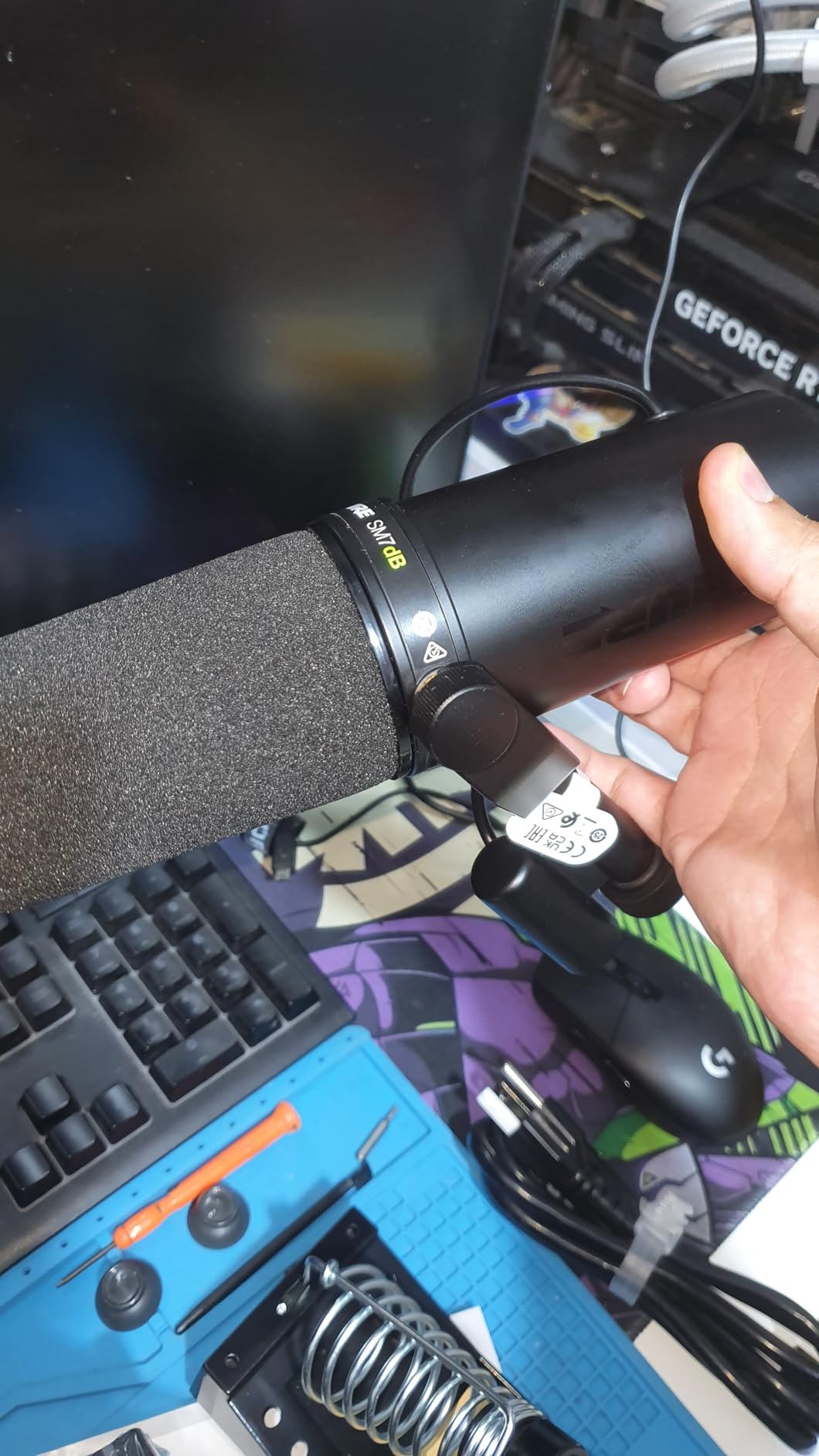 Shure SM7dB Dynamic Studio Microphone with Built-in Preamp - XLR Mic for Podcasting, Streaming & Vocal Recording, Wide Frequency Range, Smooth Warm Audio, Detachable Windscreen, Black customer photo 2