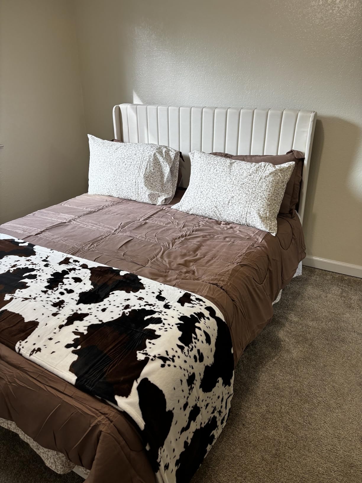 Yaheetech King Bed Frame Upholstered Platform Bed with Fabric Headboard, Wing Edge Design/Non-Slip and Noise-Free/Wooden Slats Support/No Box Spring Needed/Easy Assembly, Dark Gray King Bed customer photo 1