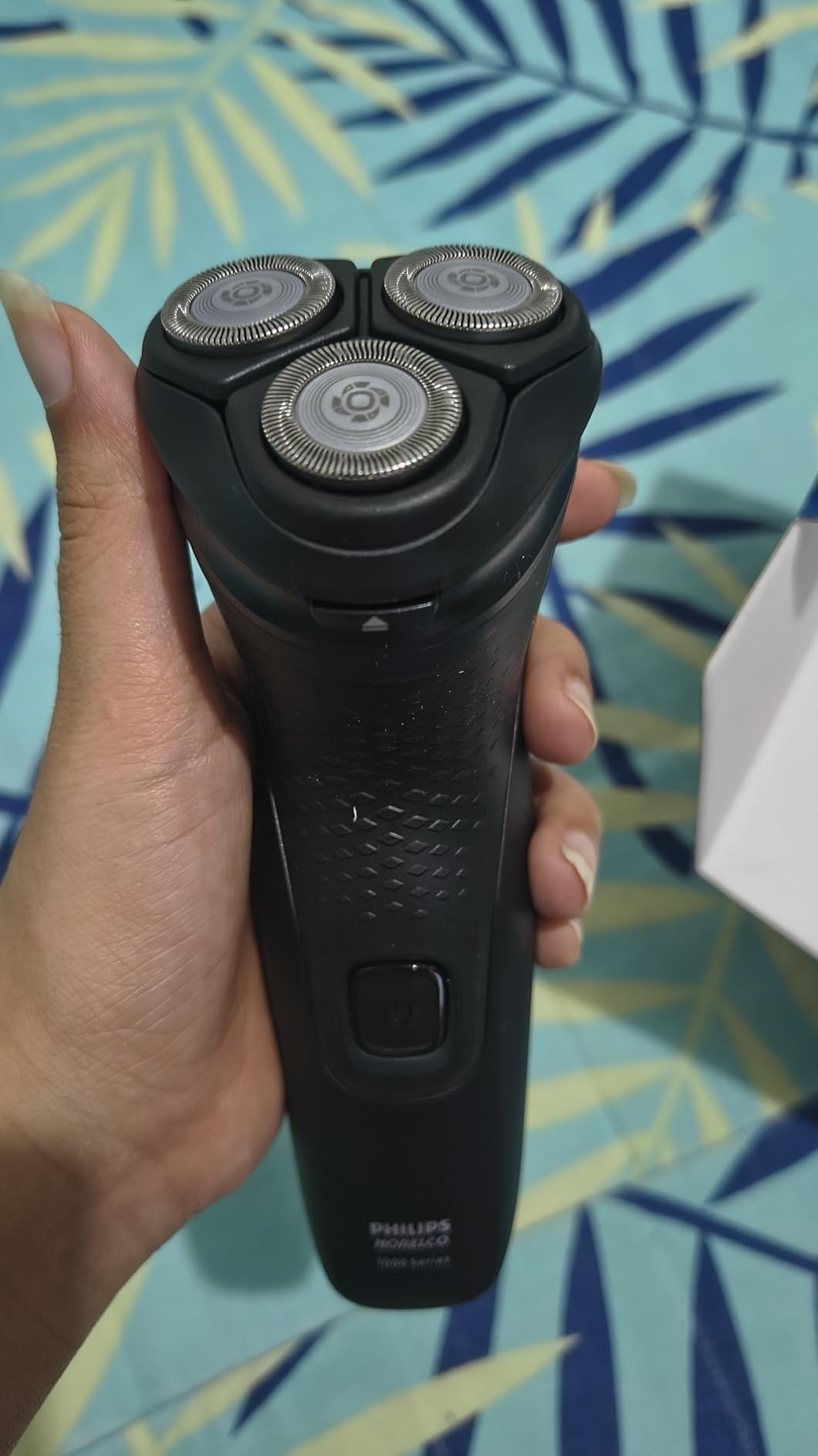 Philips Norelco Shaver 1100 Series, Dry Electric Shaver, 27 Self-Sharpening ComfortCut Blades, 4D Floating Heads, P-Cap, Deep Black, Model S1016/90 customer photo 2