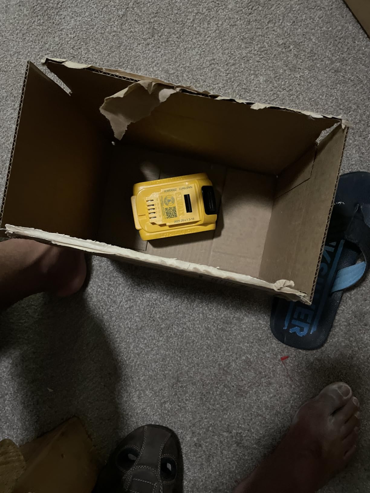 DEWALT 20V MAX 5 Ah Lithium-Ion Battery and Charger Starter Kit (DCB205C) customer photo 2