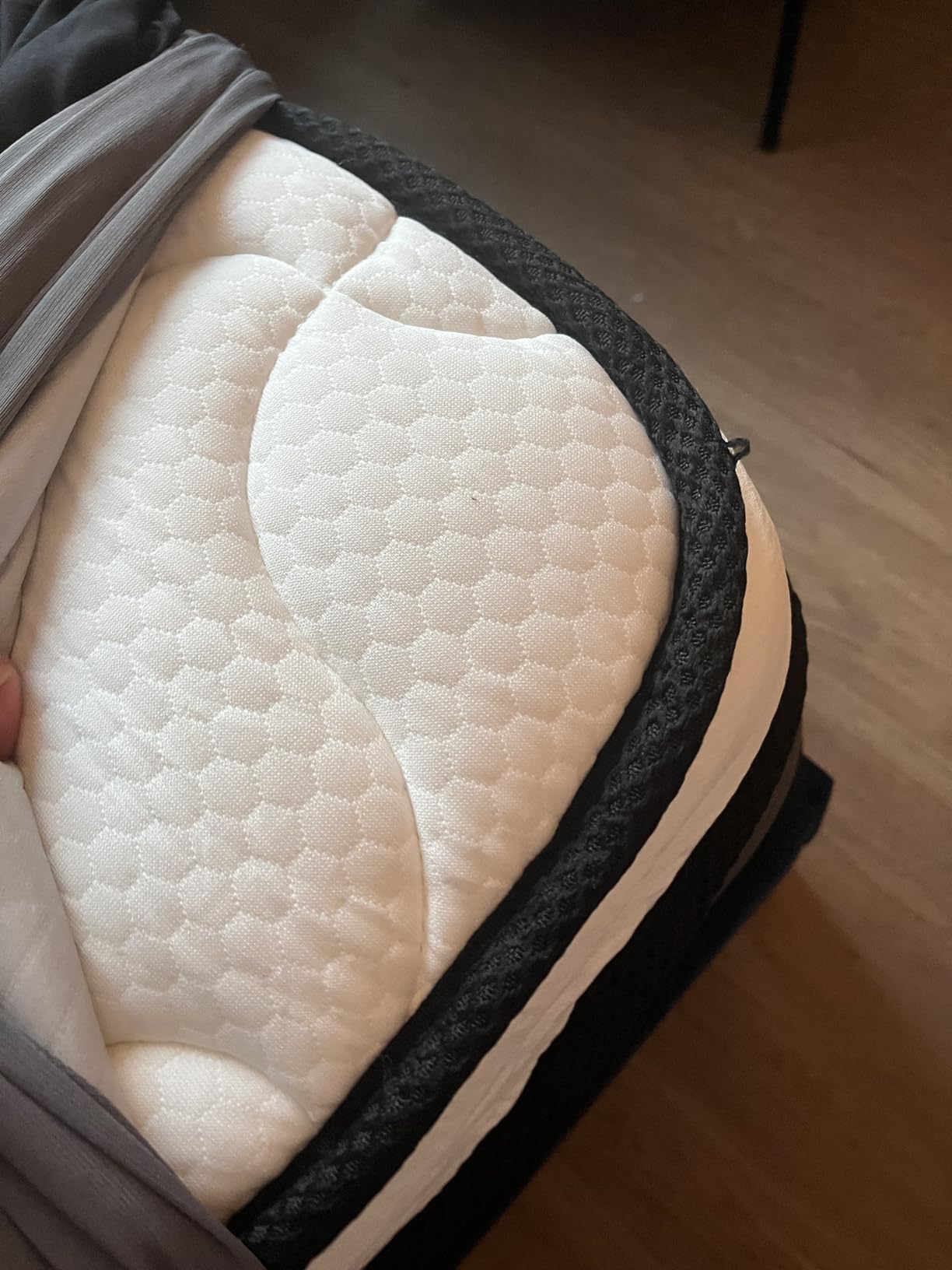 Queen Mattress, 12 Inch Pillow Top Hybrid Mattress in a Box Medium Firm Fiberglass-Free, Soft Breathable Pressure Relief Memory Foam Pocket Innerspring Bed, CertiPUR-US Certified customer photo 1