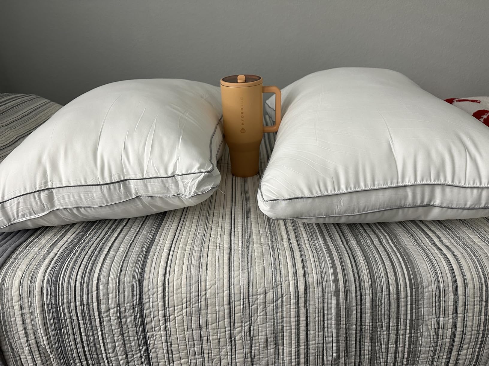 ROUMEA Pillows Queen Size Set of 2, Gusseted Bed Pillows for Sleeping 2 Pack, Luxury Hotel Quality, Supportive Queen Pillow with Soft Down Alternative for Back Stomach Side Sleepers, Machine Washable customer photo 2