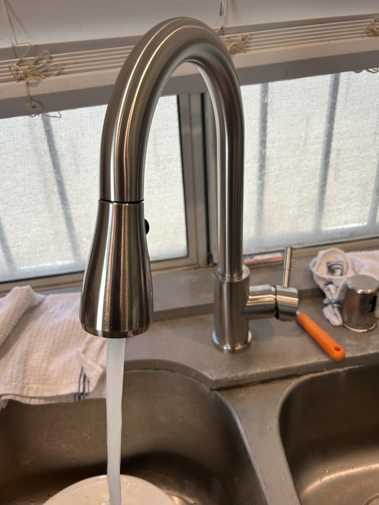Hiqufet Touchless Kitchen Faucet, Pull Down Sprayer, Brushed Nickel customer photo 2