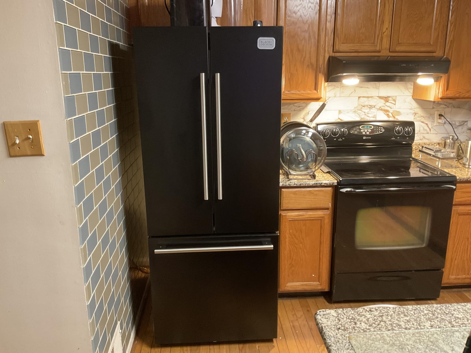 BLACK+DECKER 18 Cu. Ft. French Door Refrigerator with Built-in Ice Maker, Full Size Refrigerator with Bottom Mount Freezer Drawer, Frost Free, ENERGY STAR certified, BRF1800GIMW, White customer photo 2