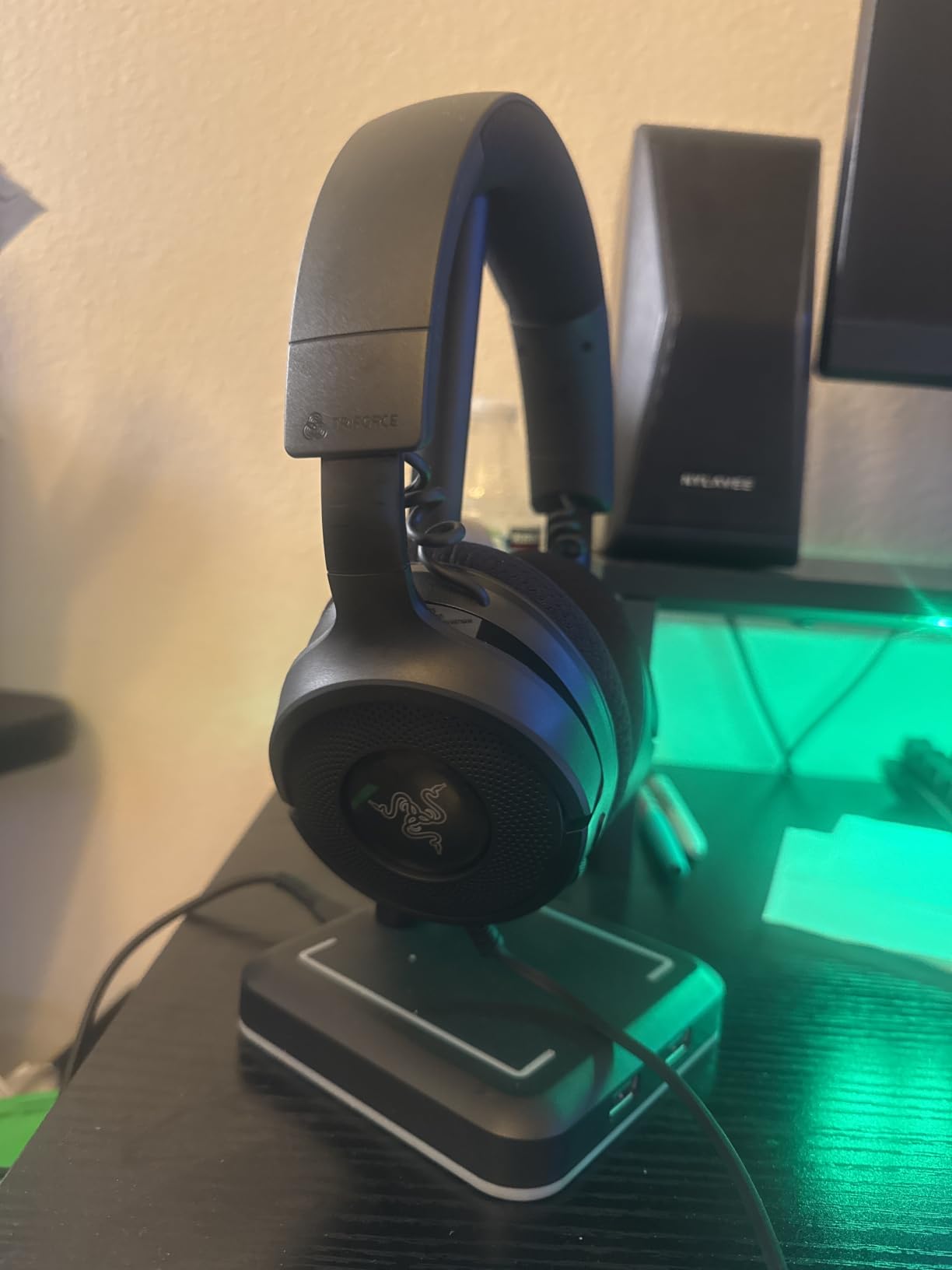Razer Kraken V4 X Wired Gaming Headset: 40mm Drivers - Cardioid Mic - Memory Foam Cushions - Chroma RGB Lighting - Type C & Type A Cable - for PC, Mac, PS5, Nintendo Switch 2, Steam Deck, Smartphone customer photo 1