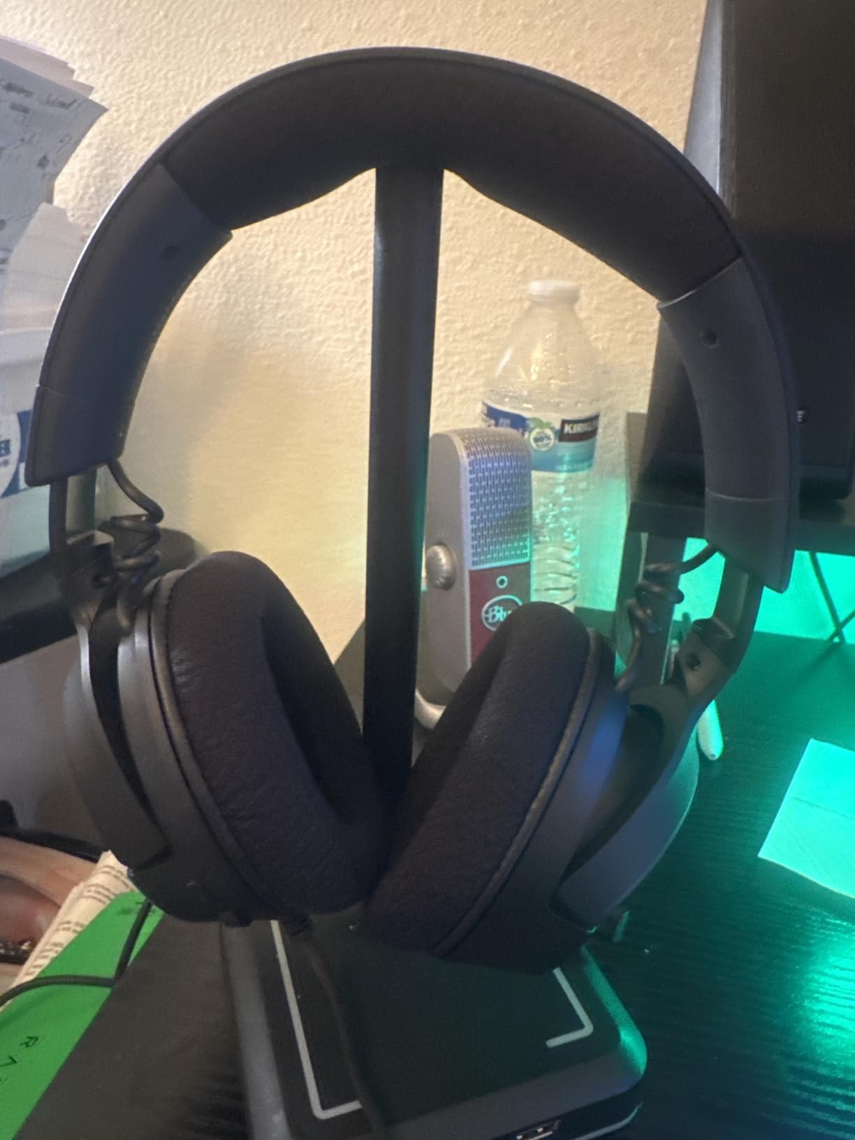 Razer Kraken V4 X Wired Gaming Headset: 40mm Drivers - Cardioid Mic - Memory Foam Cushions - Chroma RGB Lighting - Type C & Type A Cable - for PC, Mac, PS5, Nintendo Switch 2, Steam Deck, Smartphone customer photo 2