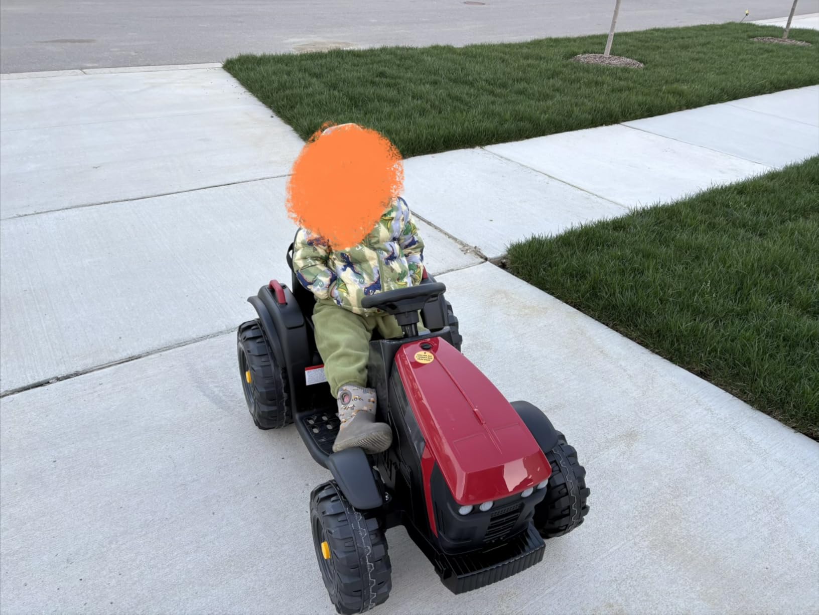 ELEMARA 24V 9AH Ride on Tractor with Easy Detachable Trailer, 400W Motors Electric Tractor Toy for Big Kids, All-Terrain Capability, Safety Design with 3-Point Seat Belt for Ages 3+, Green customer photo 2