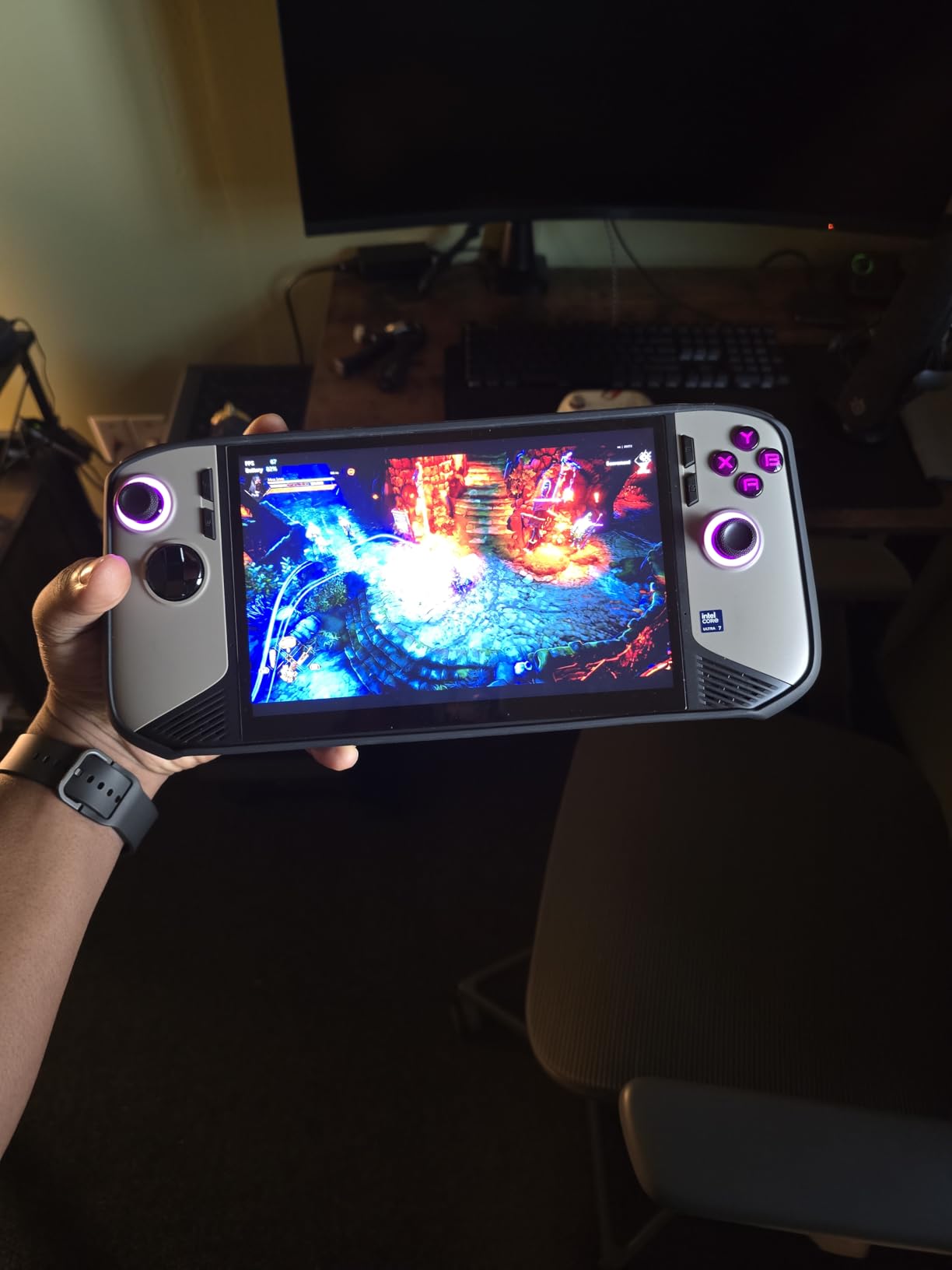 MSI Claw 8 AI+ PC Gaming Handheld - Intel Ultra 7-258V, 8 FHD 120Hz Display, 32GB LPDDR5, 1TB NVMe SSD customer photo 1