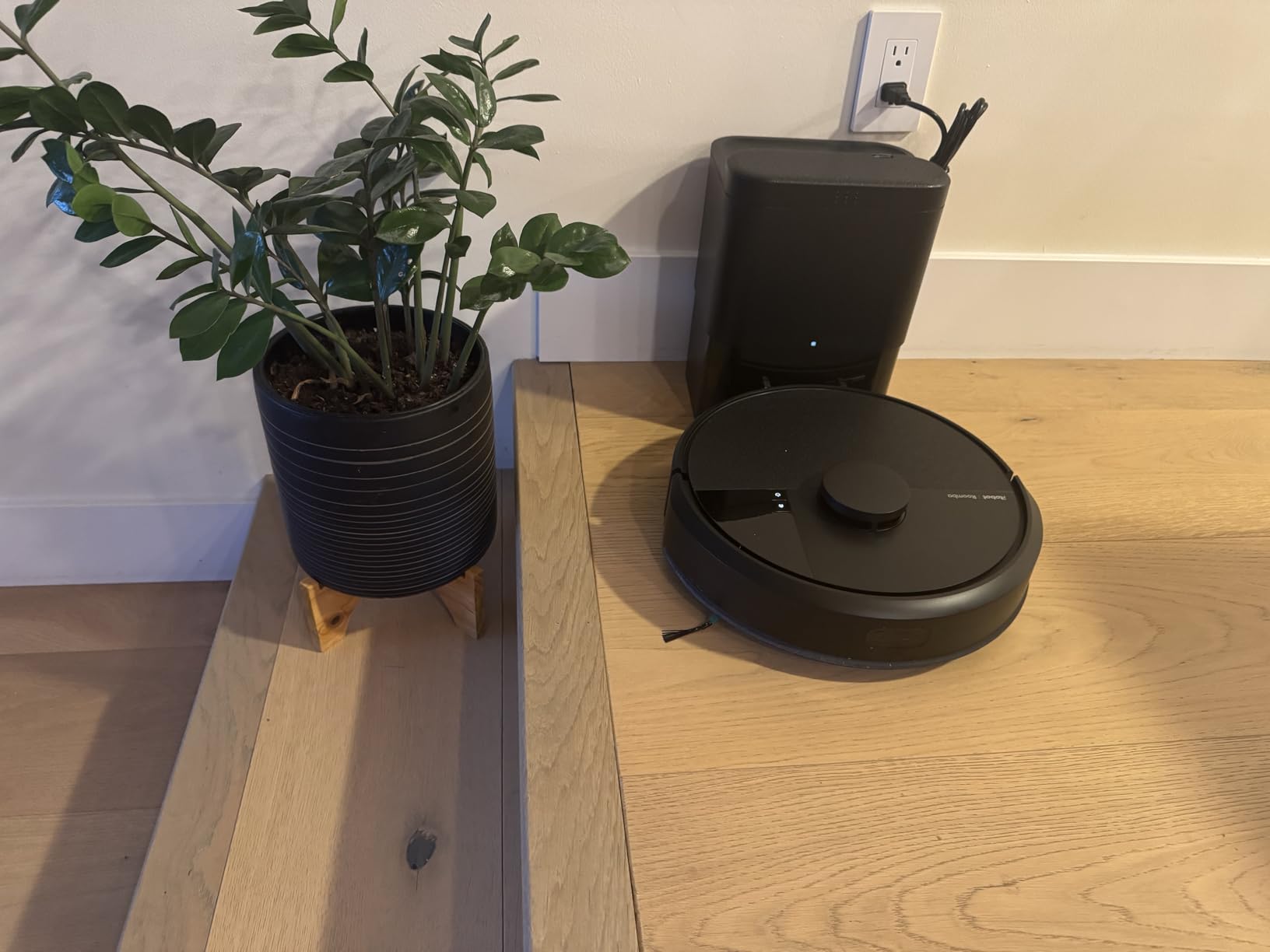 Roomba Plus 405 (G181) 2in1 Vacuum & Mop Robot with AutoWash Dock - Dual Spinning, Smart & Fast Mapping, Ideal for Pet Hair, Self-Empties 75 Days, Intense Suction, Pad Washing & Drying customer photo 1