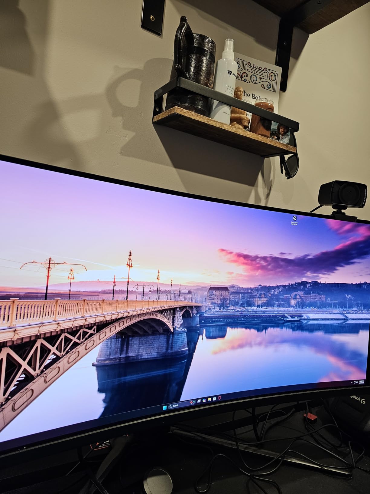 MSI MPG 321CURX QD-OLED, 32-Inch, 4K UHD, 3840x2160, 1700R, OLED Monitor, 240Hz, 0.03ms, DisplayHDR True Black 400, G-SYNC Compatible, HDMI 2.1, DP 1.4a, USB C (98W PD), Height Adjustable, Black customer photo 1