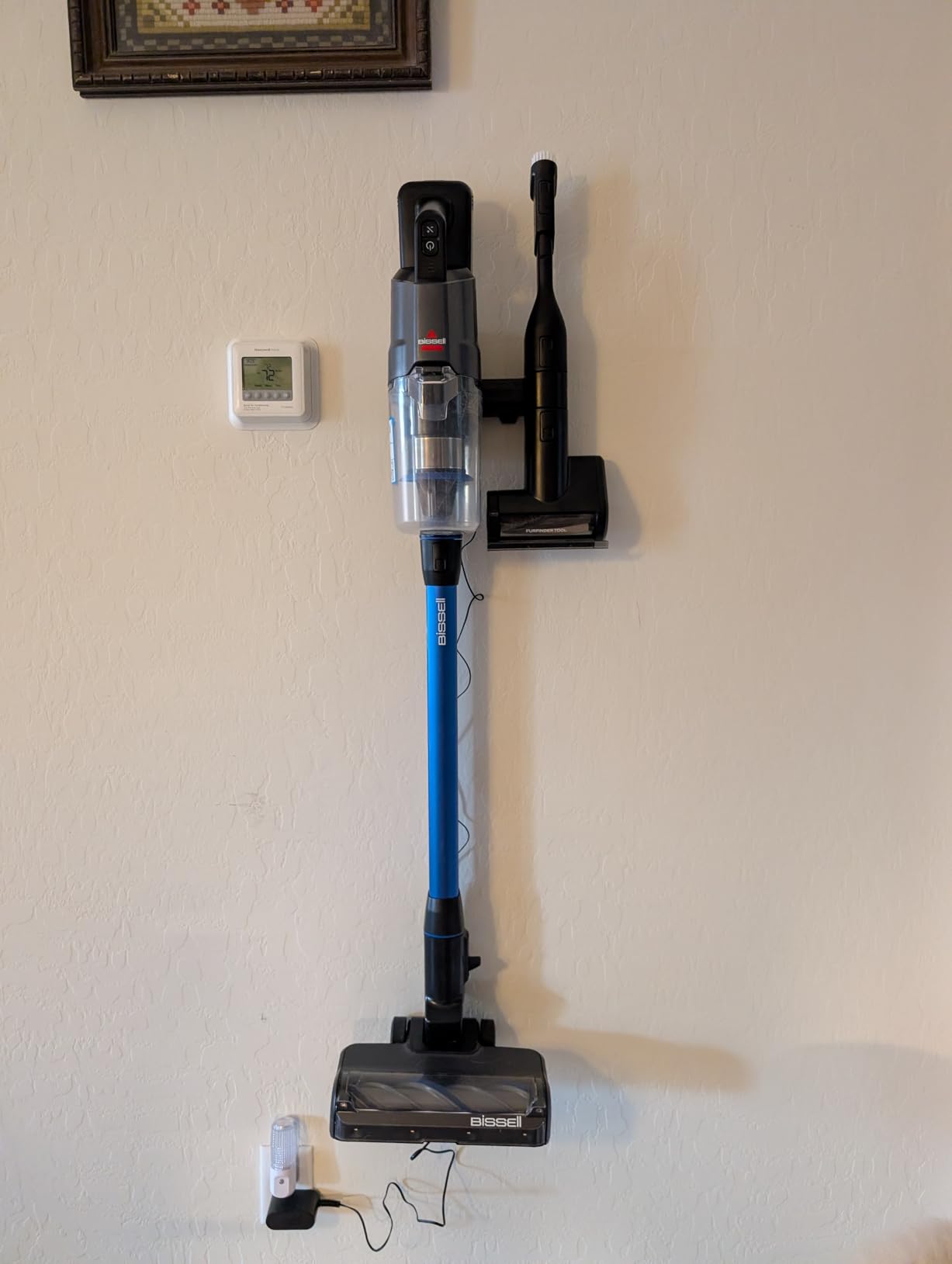 Bissell PowerClean FurFinder 200W Self-Standing Cordless Vacuum with Tangle Free Brush Roll, Strong Suction, Removeable Battery, Wall Mount, Upholstery Tool & Bright Headlights customer photo 1