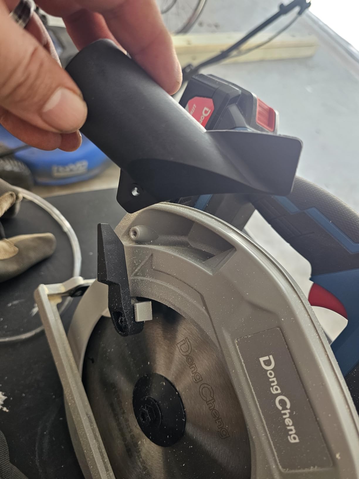 Dong Cheng 20V MAX 7-1/4'' Brushless Cordless Circular Saw Kit, 0-45 Degree Bevel Capability, with Dust Collection Adaptor, 24T and 40T TCT Blade Included, 4.0Ah Battery and Charger Kit customer photo 1