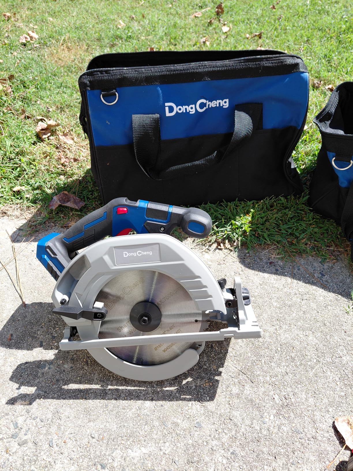 Dong Cheng 20V MAX 7-1/4'' Brushless Cordless Circular Saw Kit, 0-45 Degree Bevel Capability, with Dust Collection Adaptor, 24T and 40T TCT Blade Included, 4.0Ah Battery and Charger Kit customer photo 2