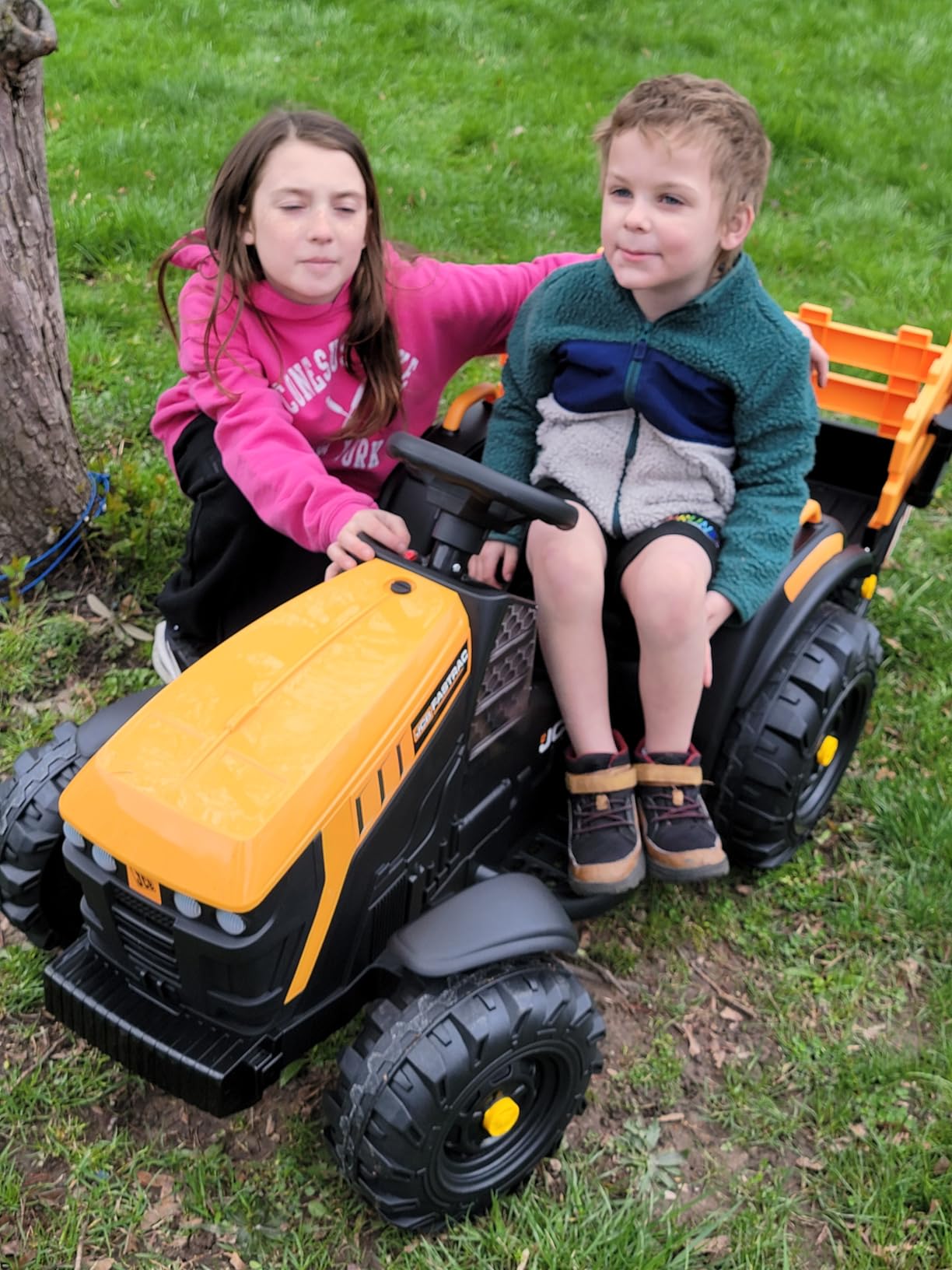 Hikiddo 24V Kids Ride on Tractor Toy, Electric Tractor for Kids 3-8 with Trailer, 2x200W Motors - Green customer photo 2