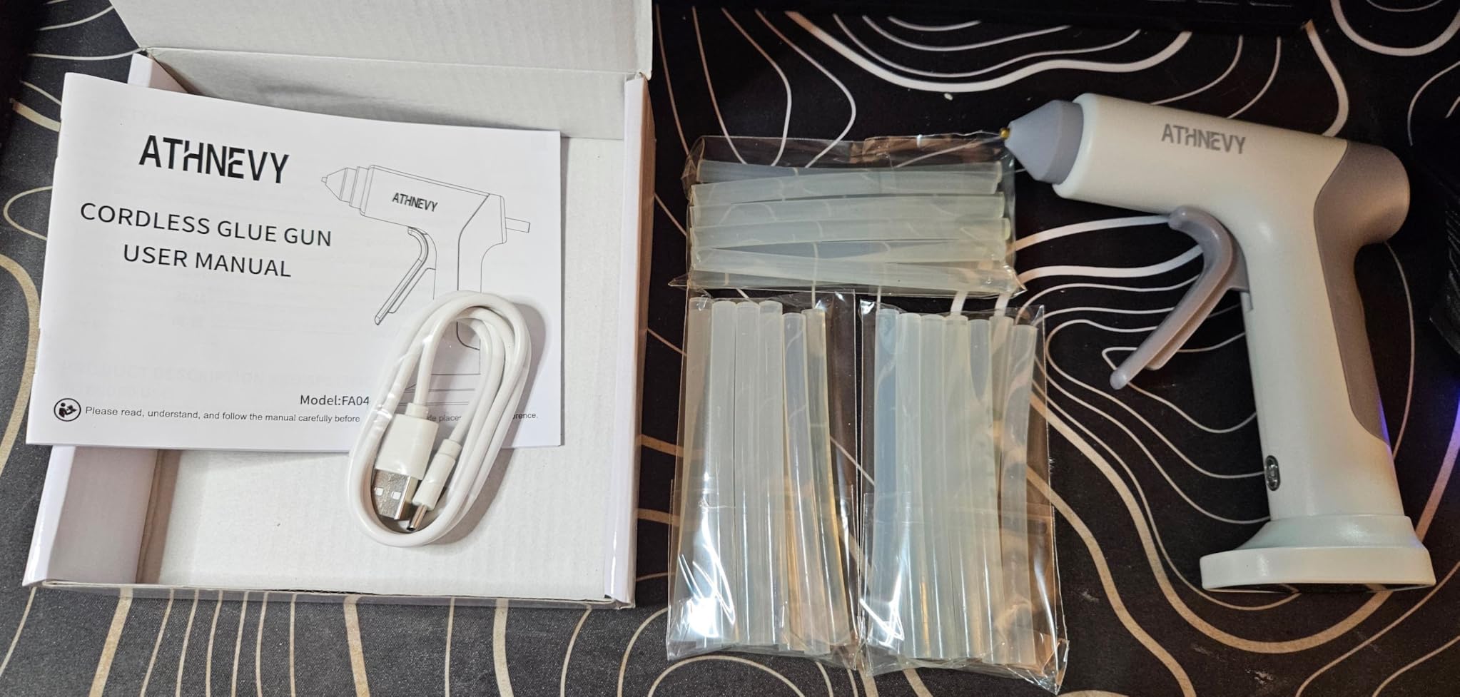 Cordless Hot Glue Gun, 4V 10s Fast Preheat, USB-C, 2000mAh Battery with Indicator, Smart Temp Control, Anti-Drip, Auto-Off, 30x7mm Glue Sticks, DIY Crafts, Home Repair, School Project (White) customer photo 1