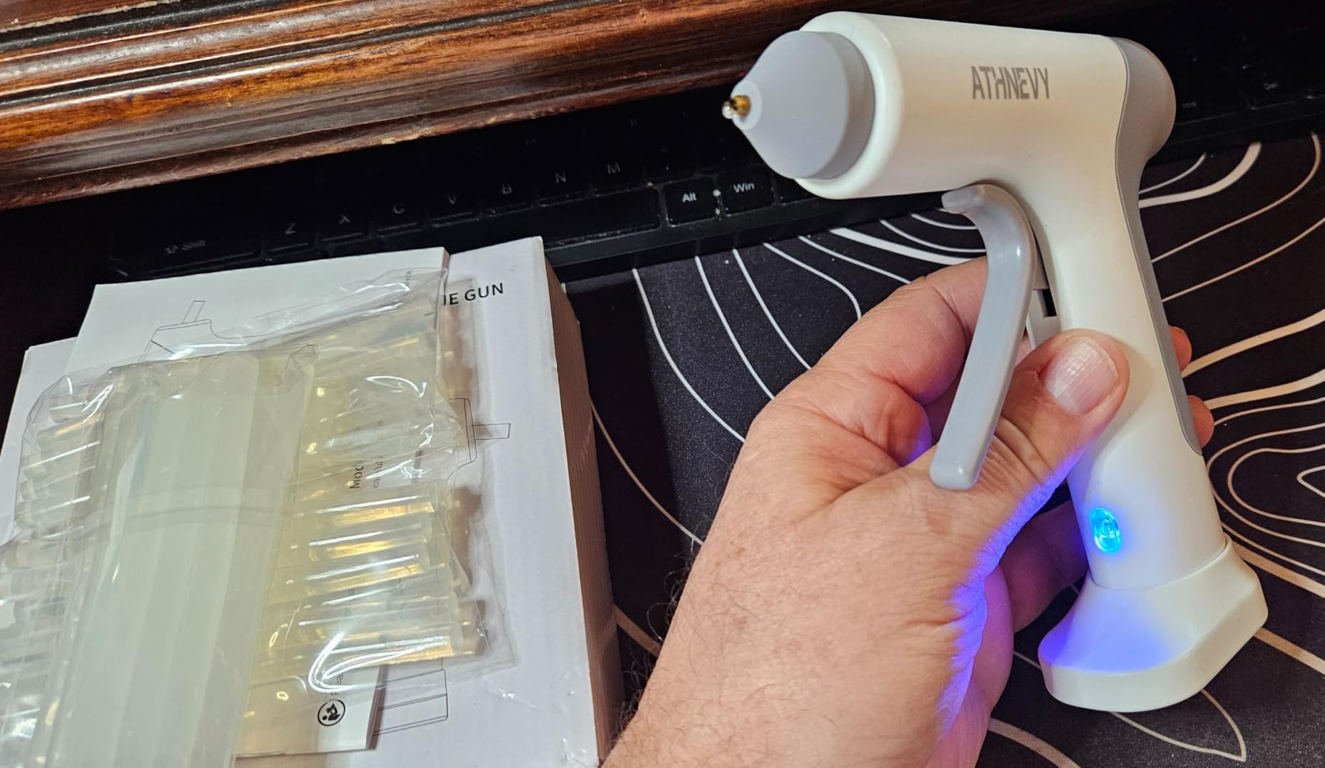 Cordless Hot Glue Gun, 4V 10s Fast Preheat, USB-C, 2000mAh Battery with Indicator, Smart Temp Control, Anti-Drip, Auto-Off, 30x7mm Glue Sticks, DIY Crafts, Home Repair, School Project (White) customer photo 2